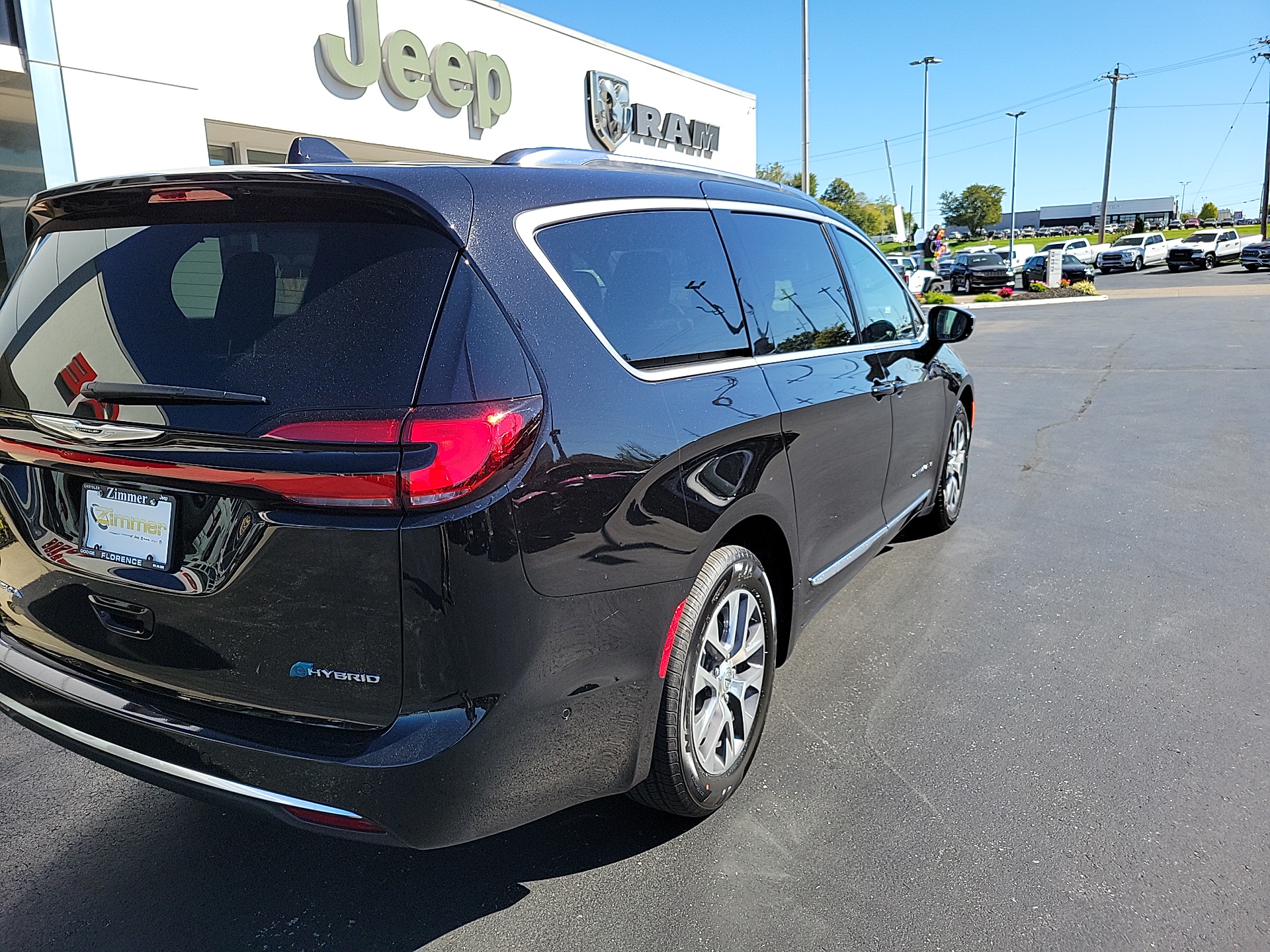 2025 Chrysler Pacifica Hybrid Pinnacle 8