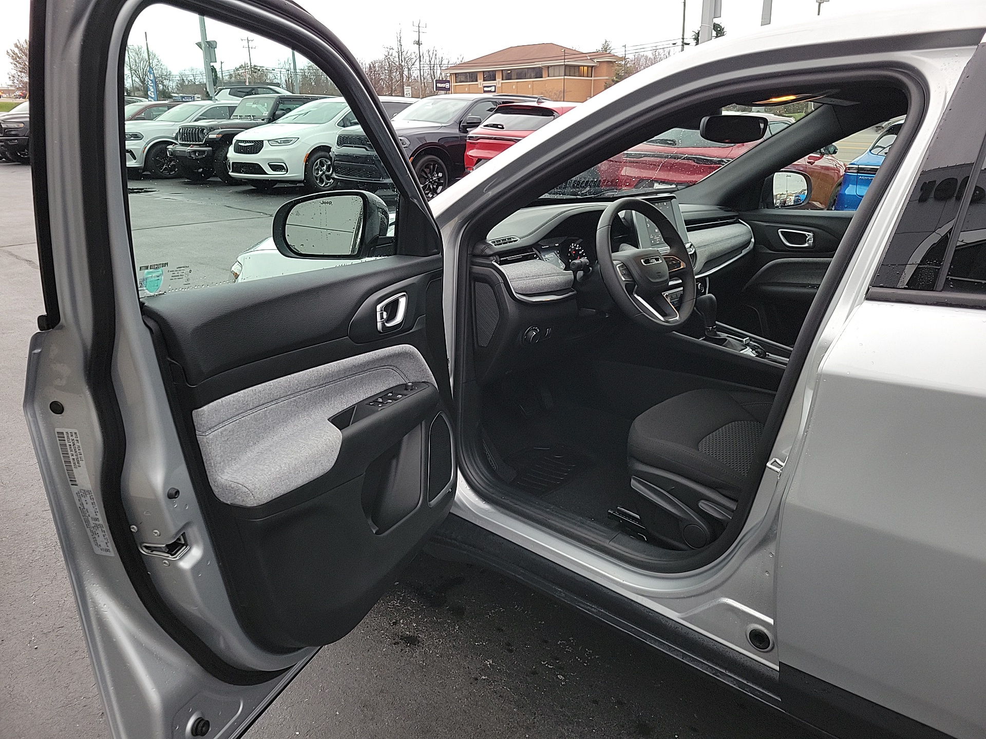 2025 Jeep Compass Sport 14