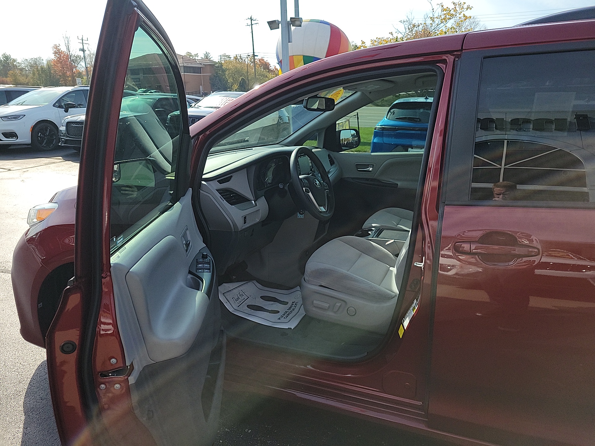 2020 Toyota Sienna LE 14