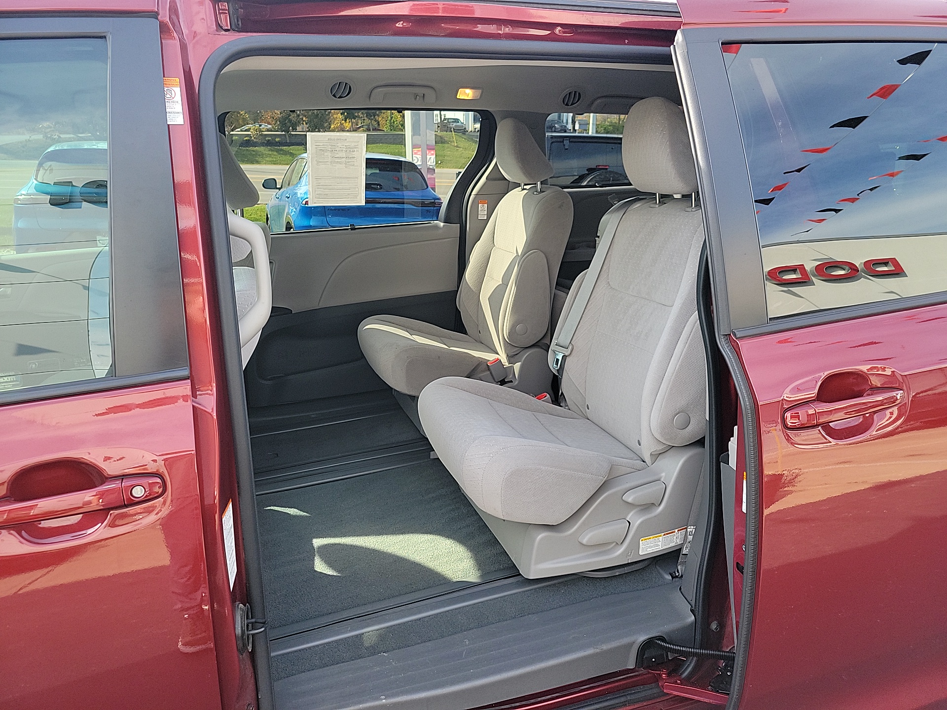 2020 Toyota Sienna LE 15