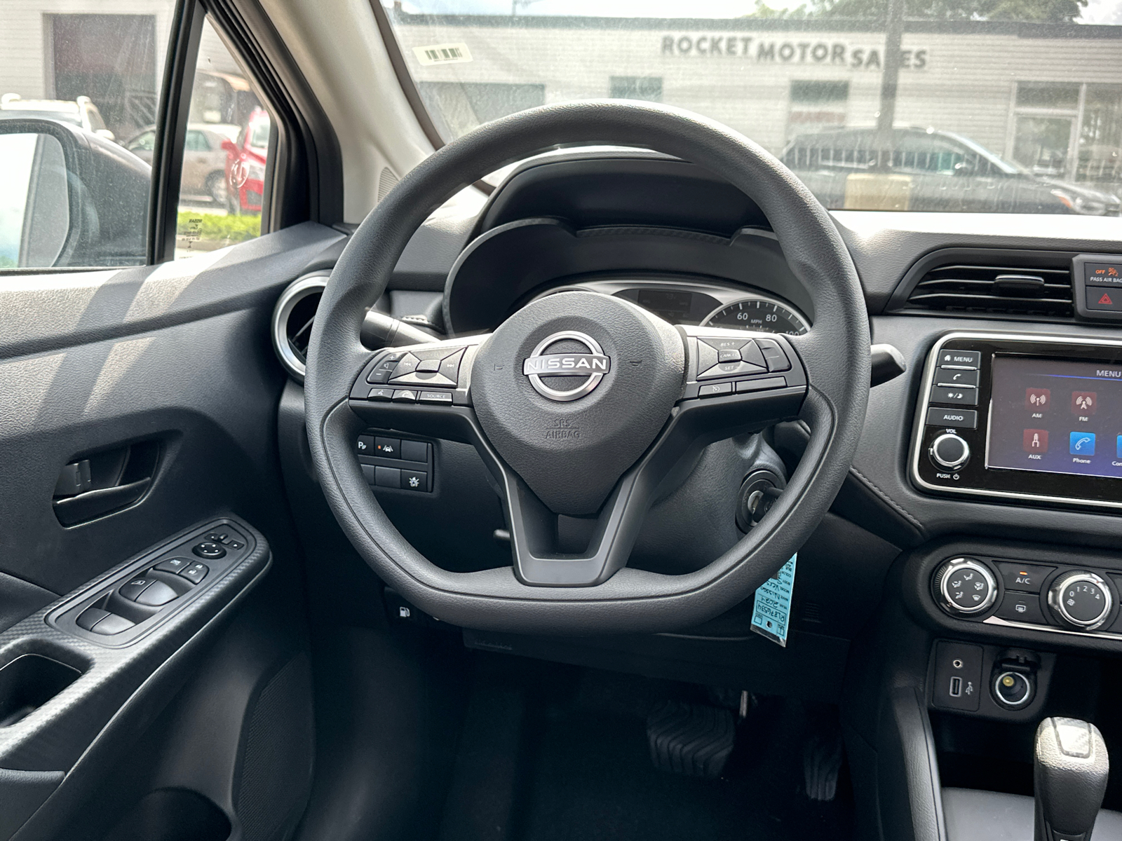 2024 Nissan Versa 1.6 S 21