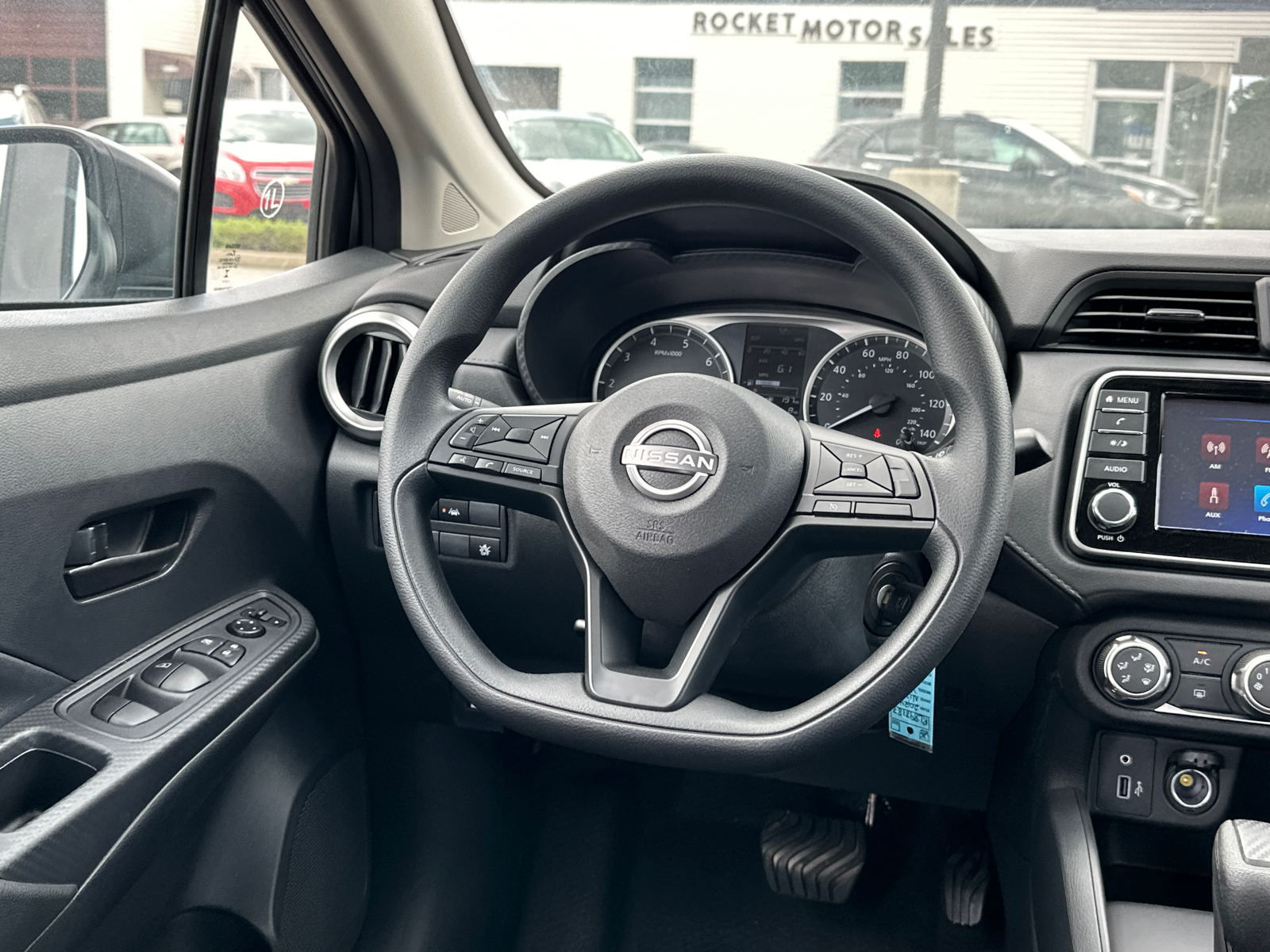 2024 Nissan Versa 1.6 S 21