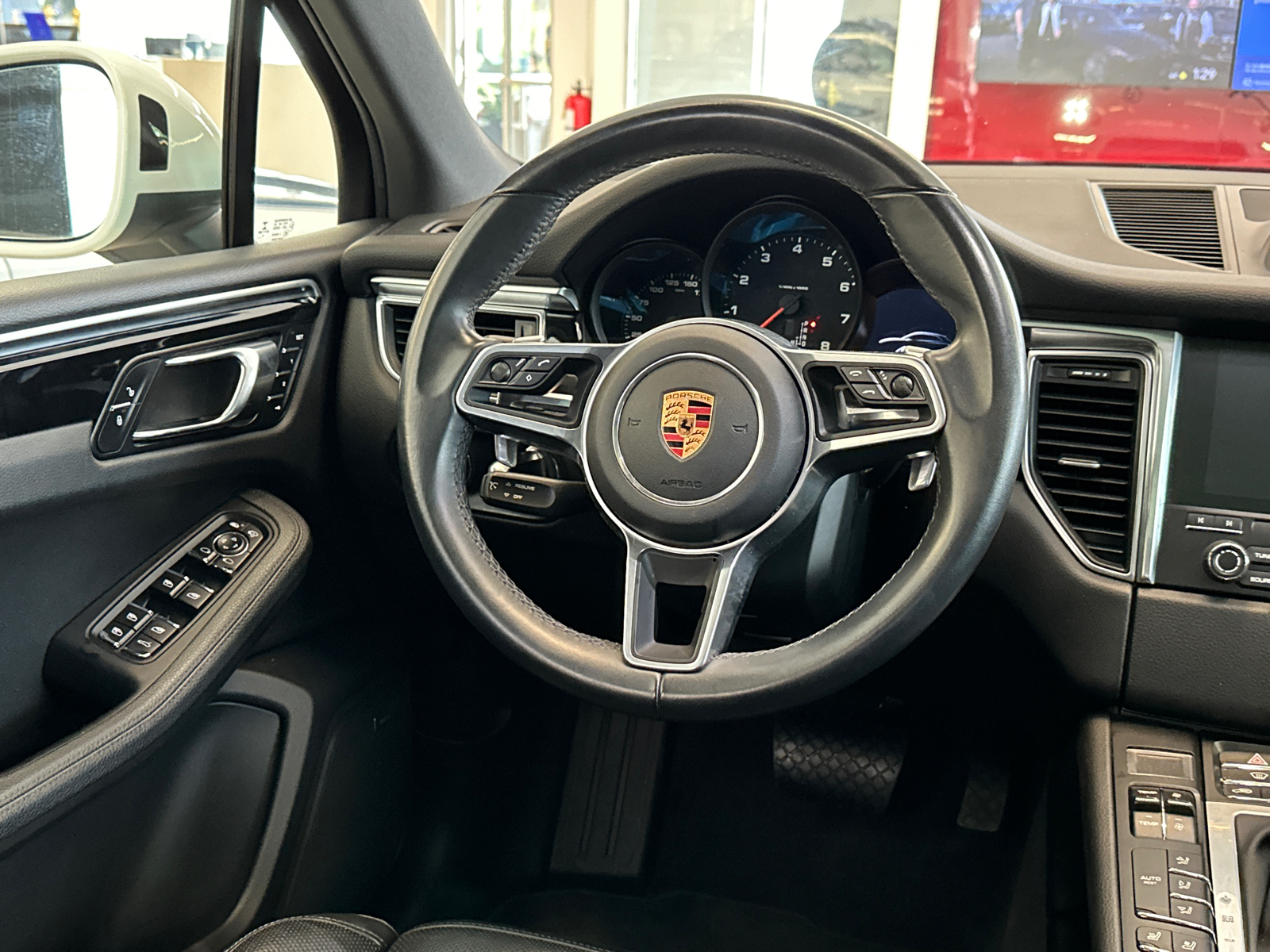 2018 Porsche Macan  25