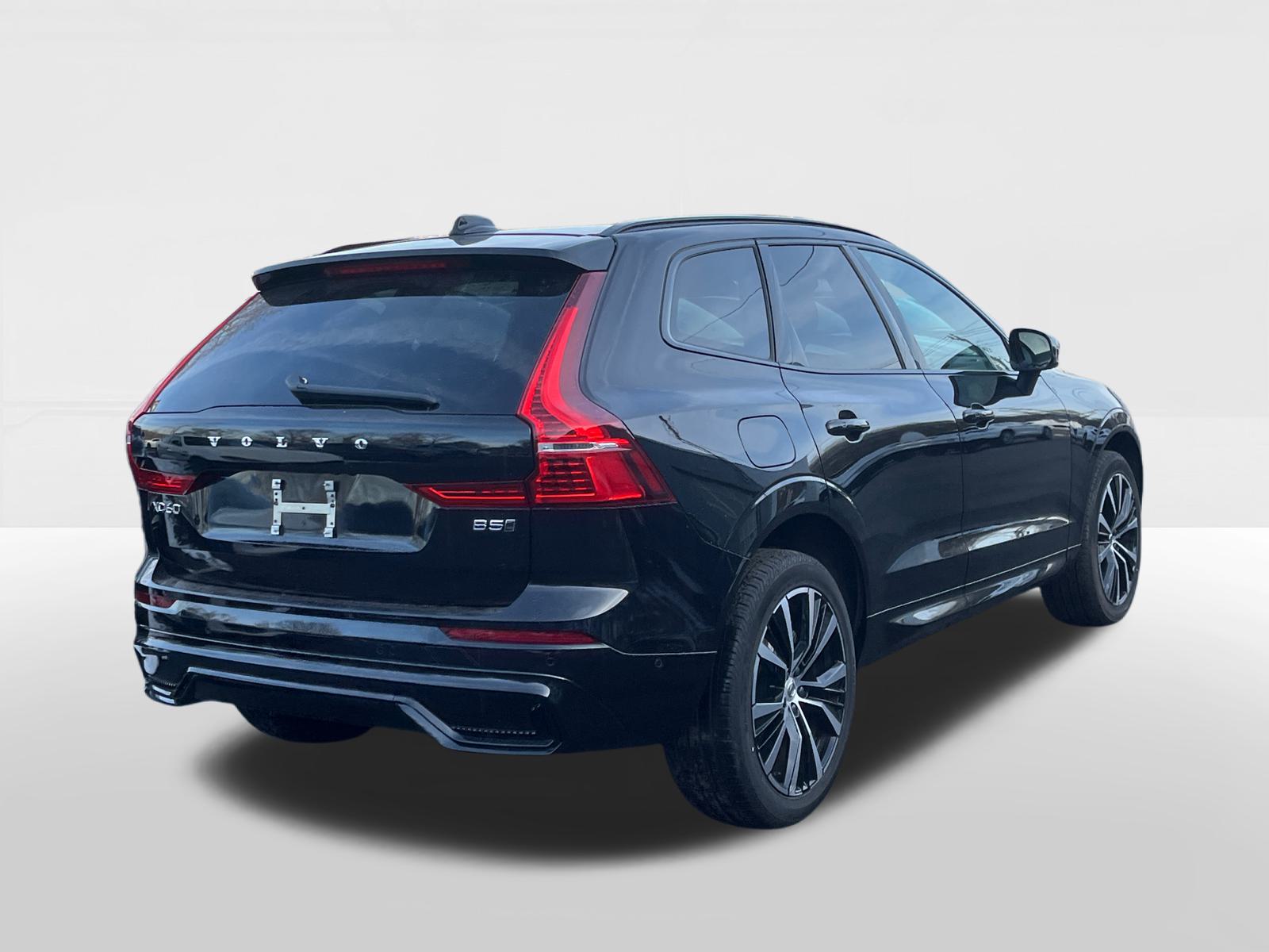 2024 Volvo XC60 B5 Plus Dark Theme 4