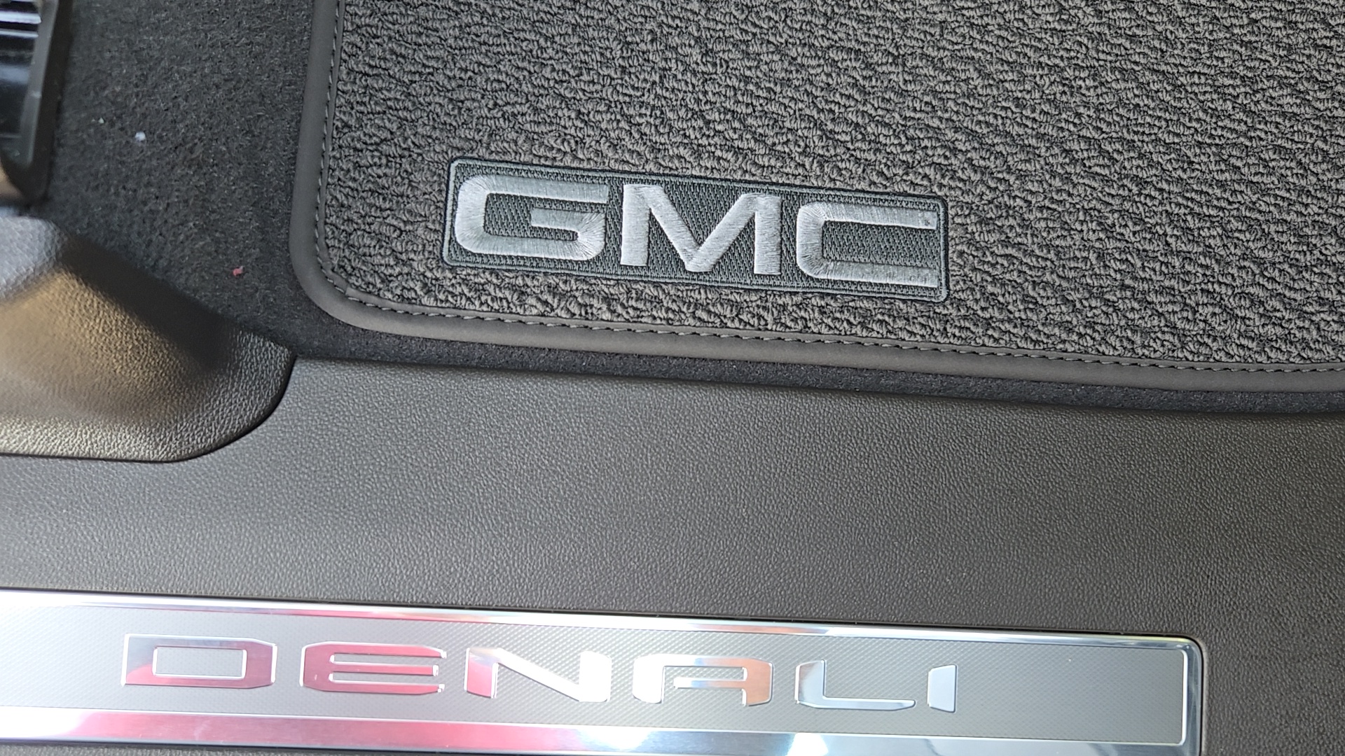 2024 GMC Yukon Denali 36