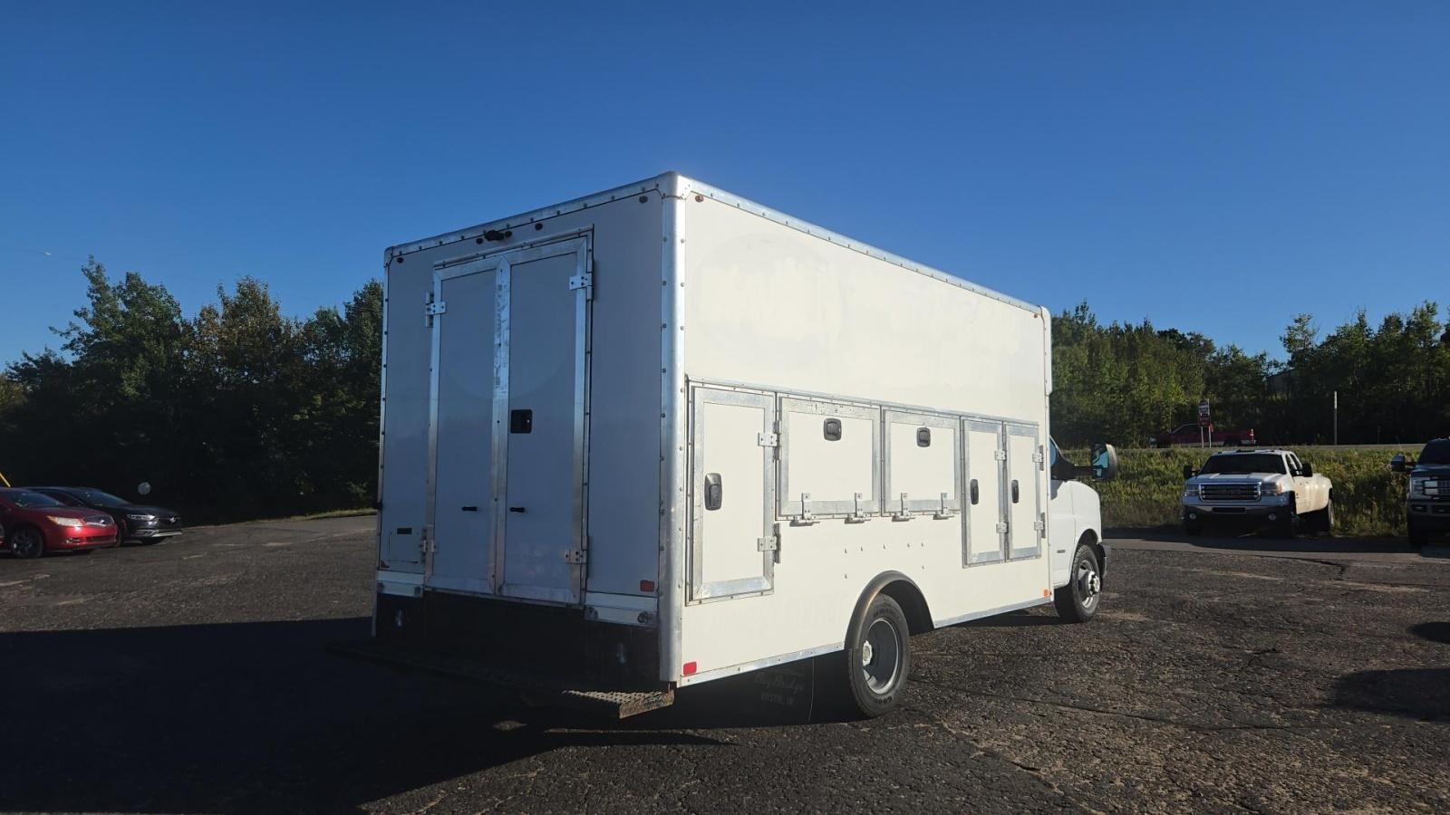 2017 Chevrolet Express 4500 Base 7