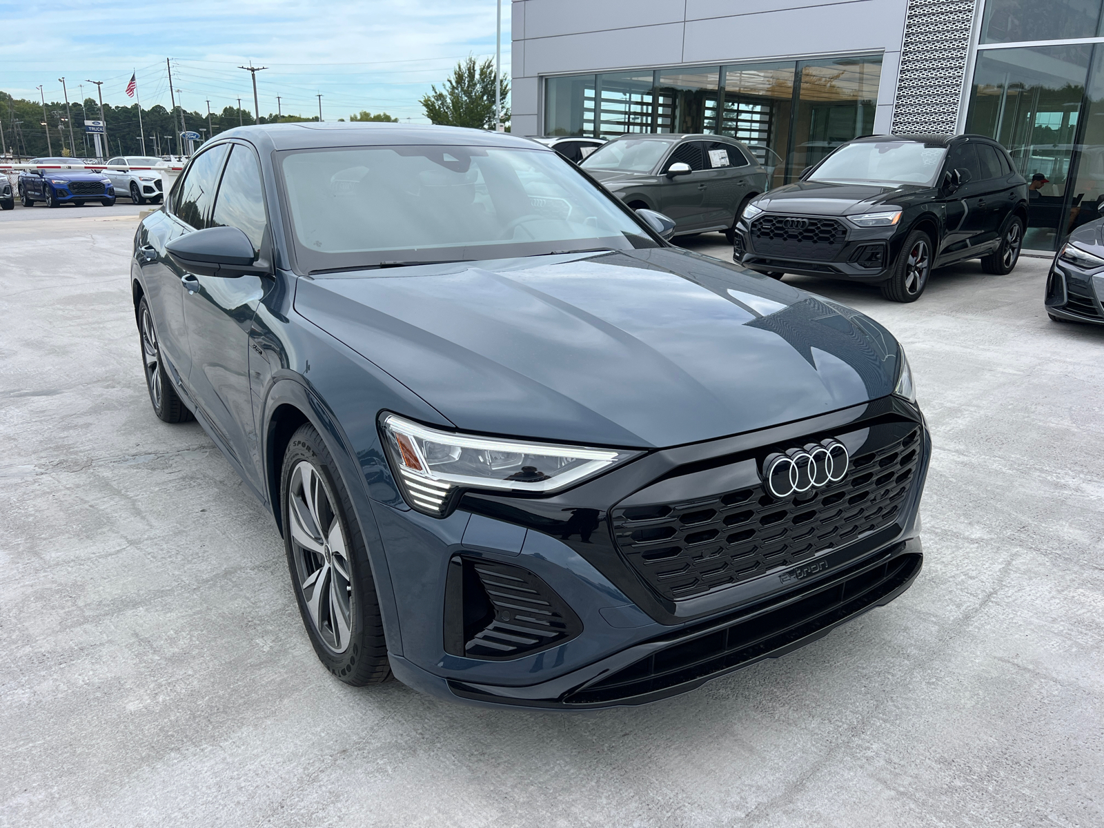 2024 Audi Q8 e-tron Sportback S line Premium 3