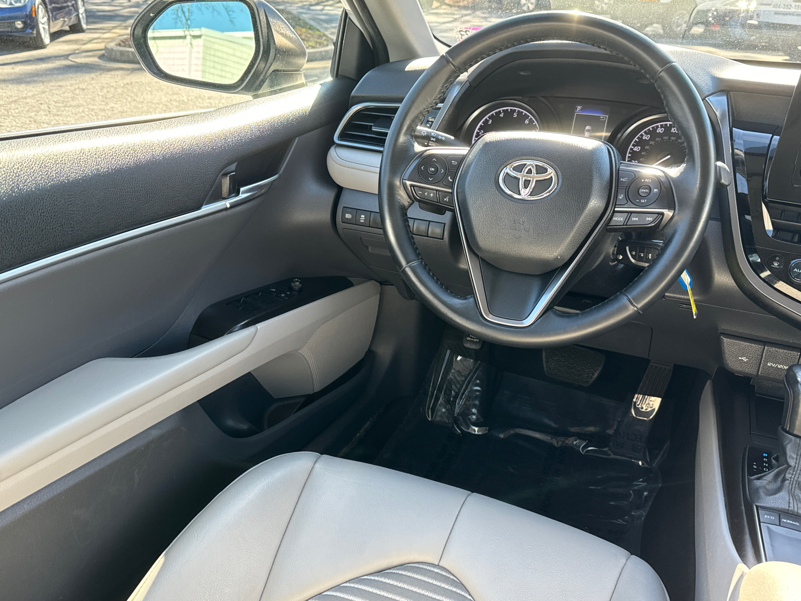 2022 Toyota Camry SE 24