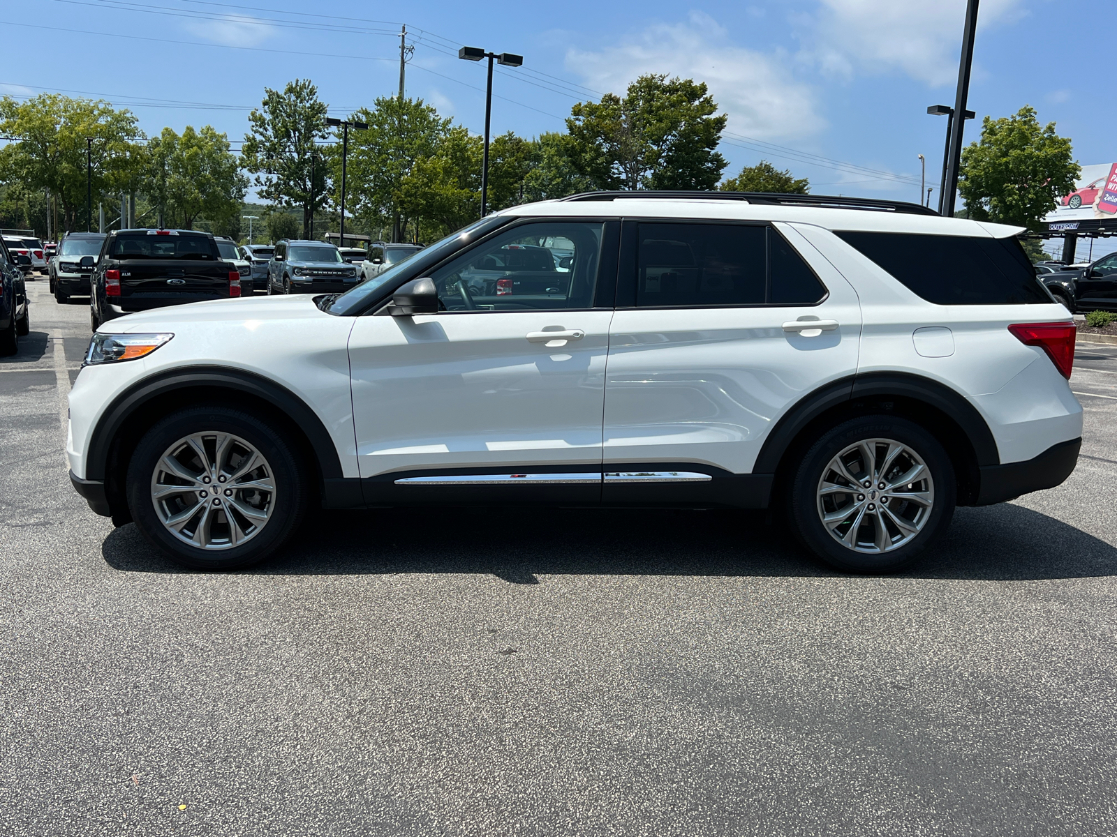 2023 Ford Explorer XLT 2