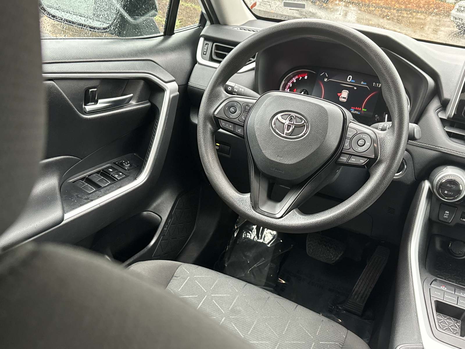 2023 Toyota RAV4 XLE 24