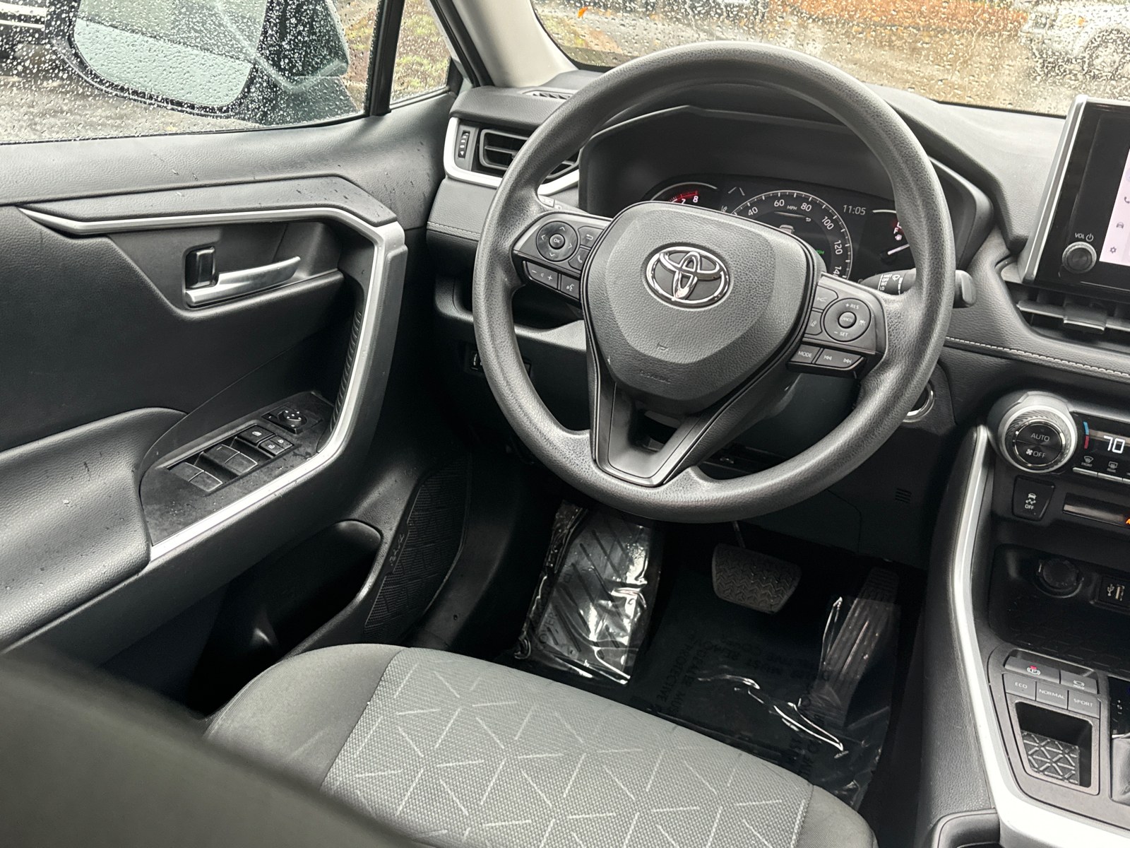 2023 Toyota RAV4 XLE 24