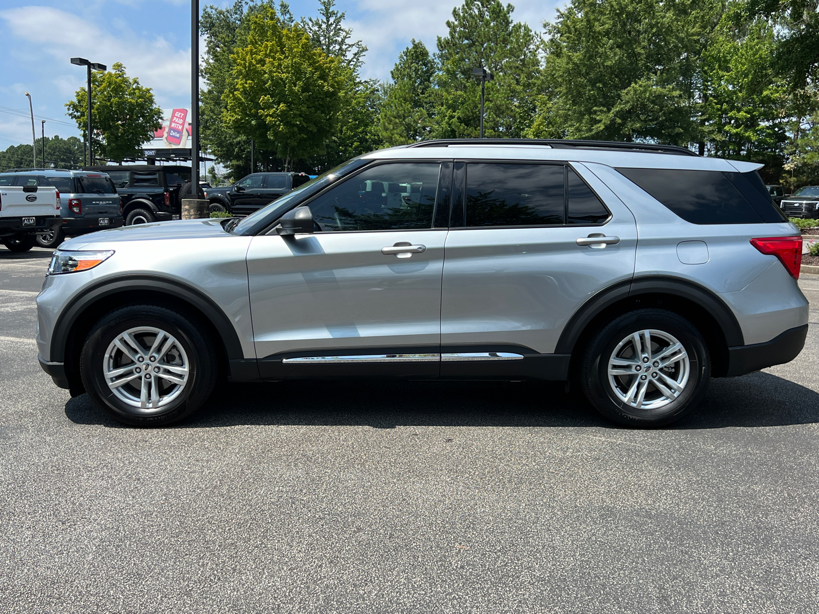 2024 Ford Explorer XLT 2