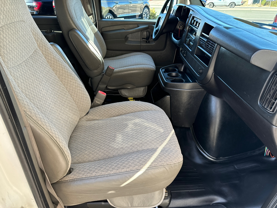 2014 Chevrolet Express Passenger LS 16