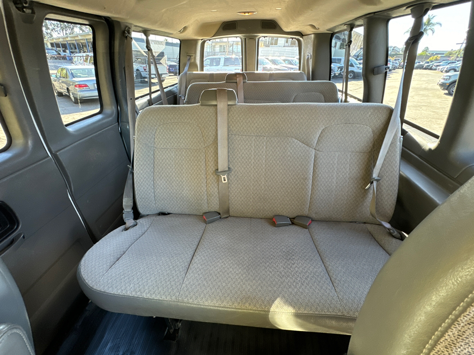 2014 Chevrolet Express Passenger LS 31