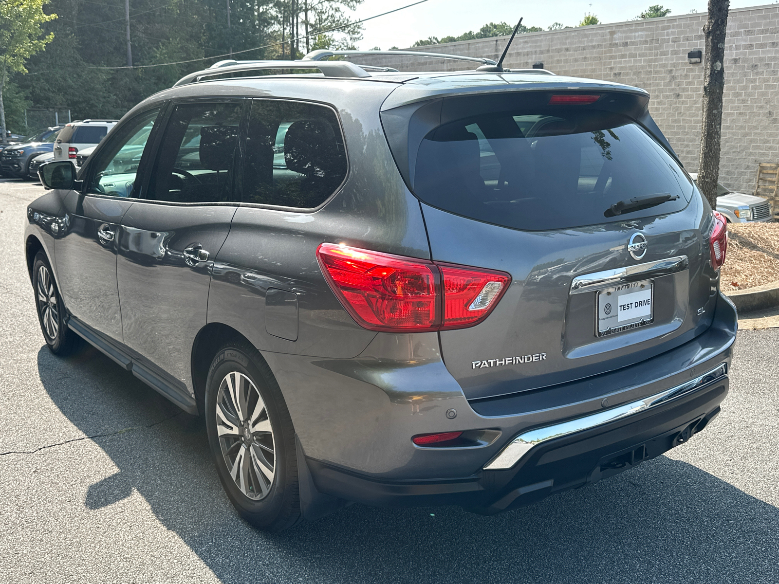 2017 Nissan Pathfinder SL 5