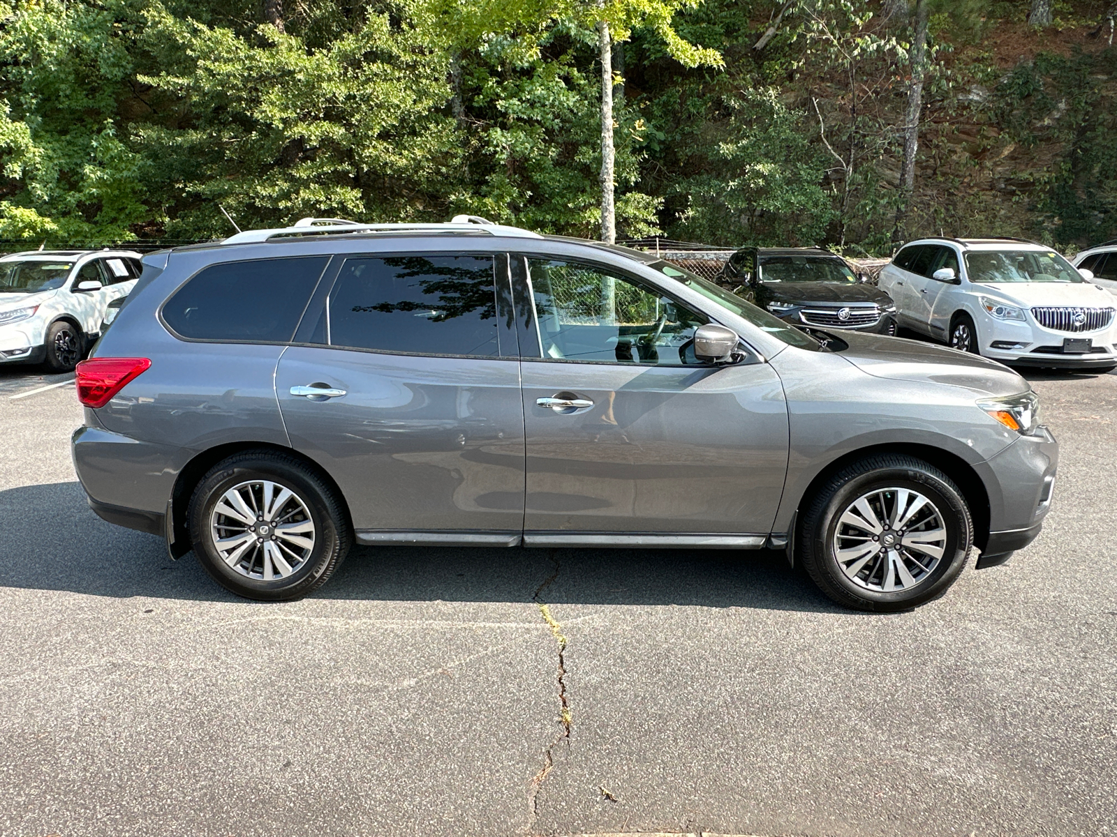 2017 Nissan Pathfinder SL 8