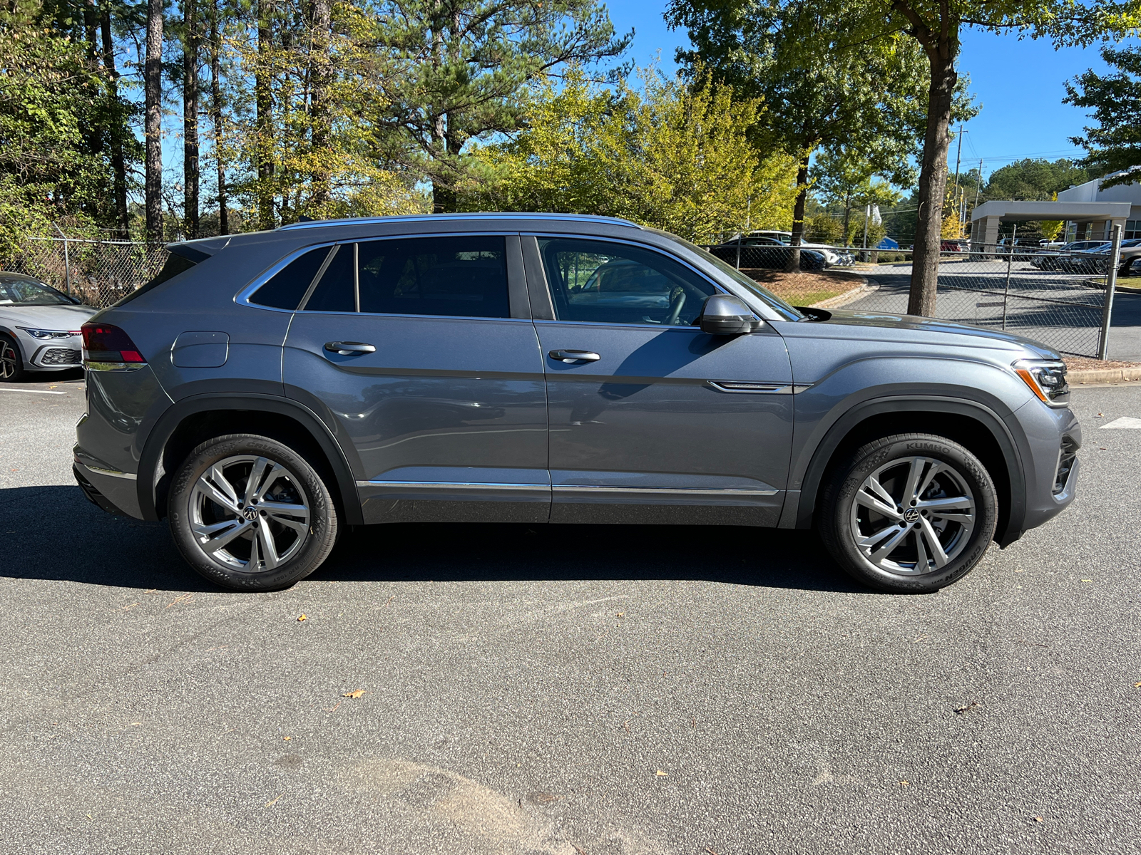 2024 Volkswagen Atlas Cross Sport 2.0T SEL R-Line 8