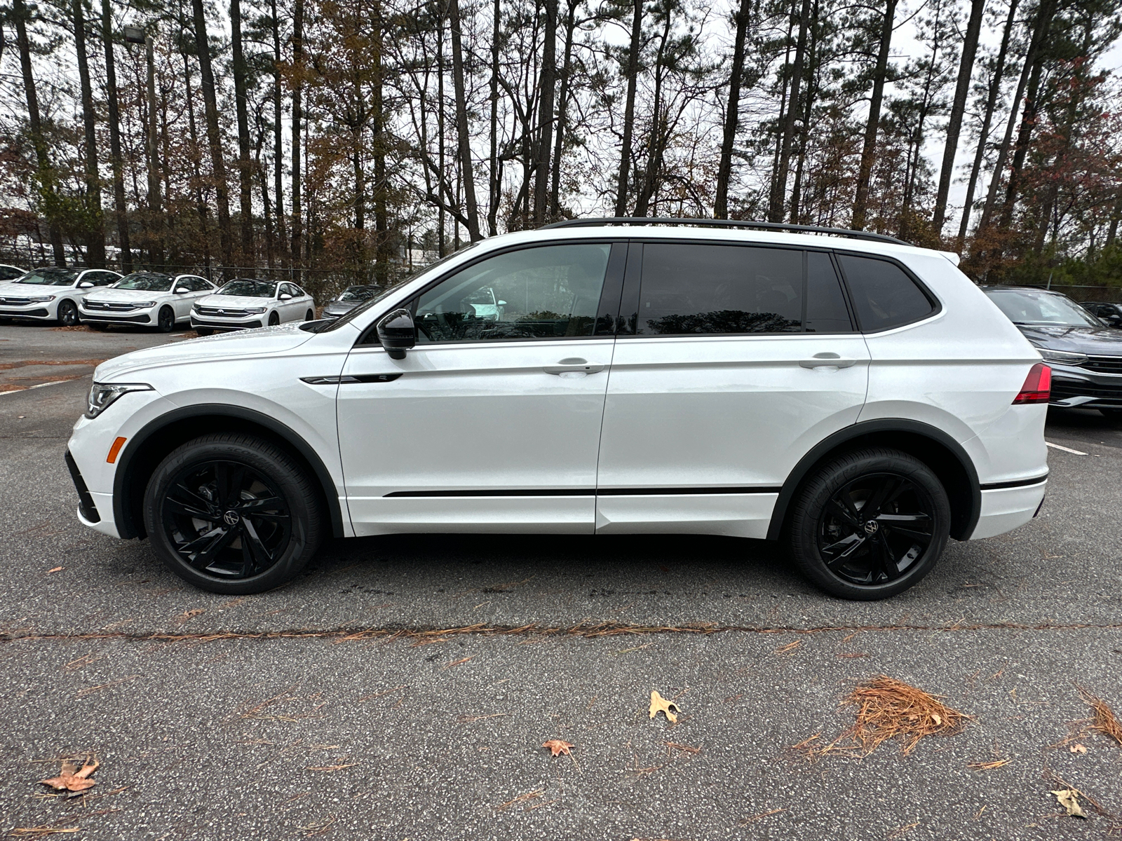 2024 Volkswagen Tiguan 2.0T SE R-Line Black 4