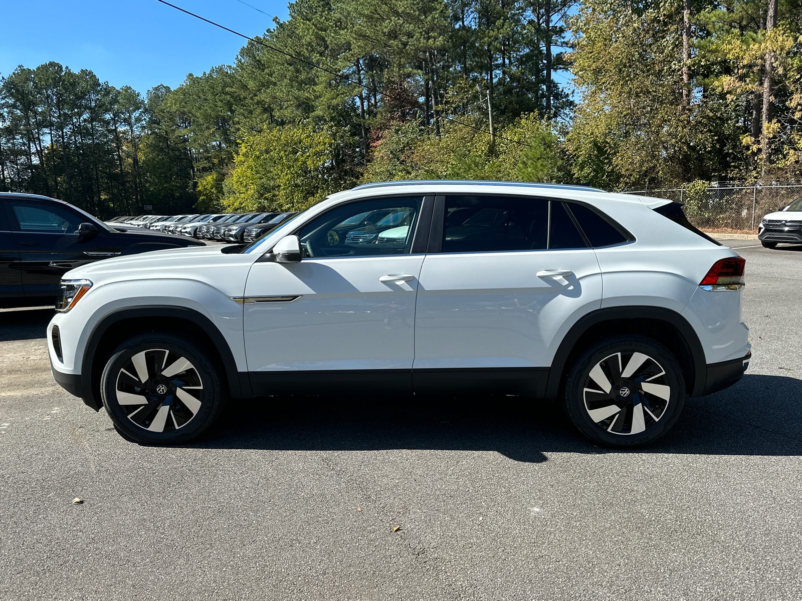 2025 Volkswagen Atlas Cross Sport 2.0T SE w/Technology 4