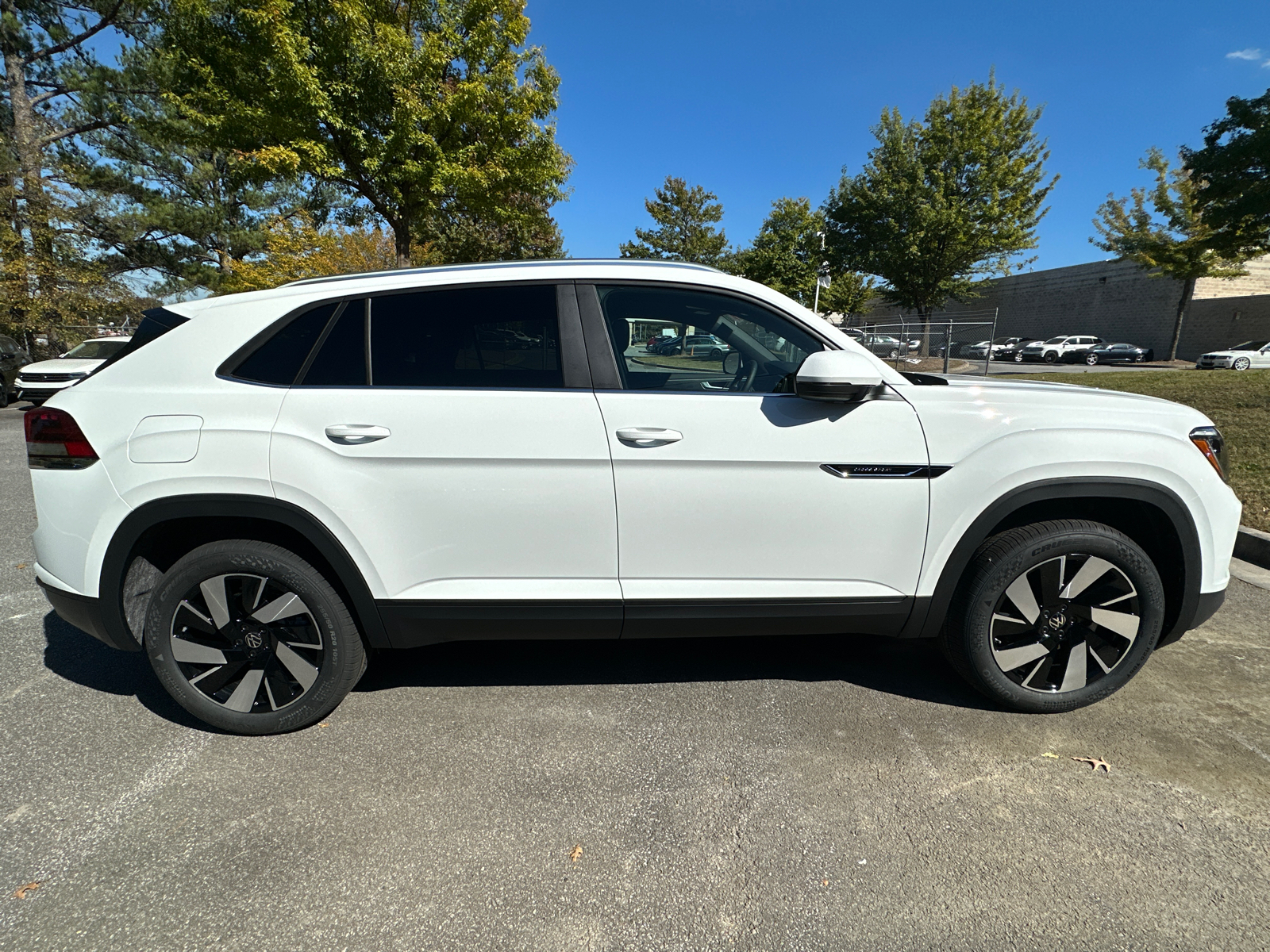 2025 Volkswagen Atlas Cross Sport 2.0T SE w/Technology 8