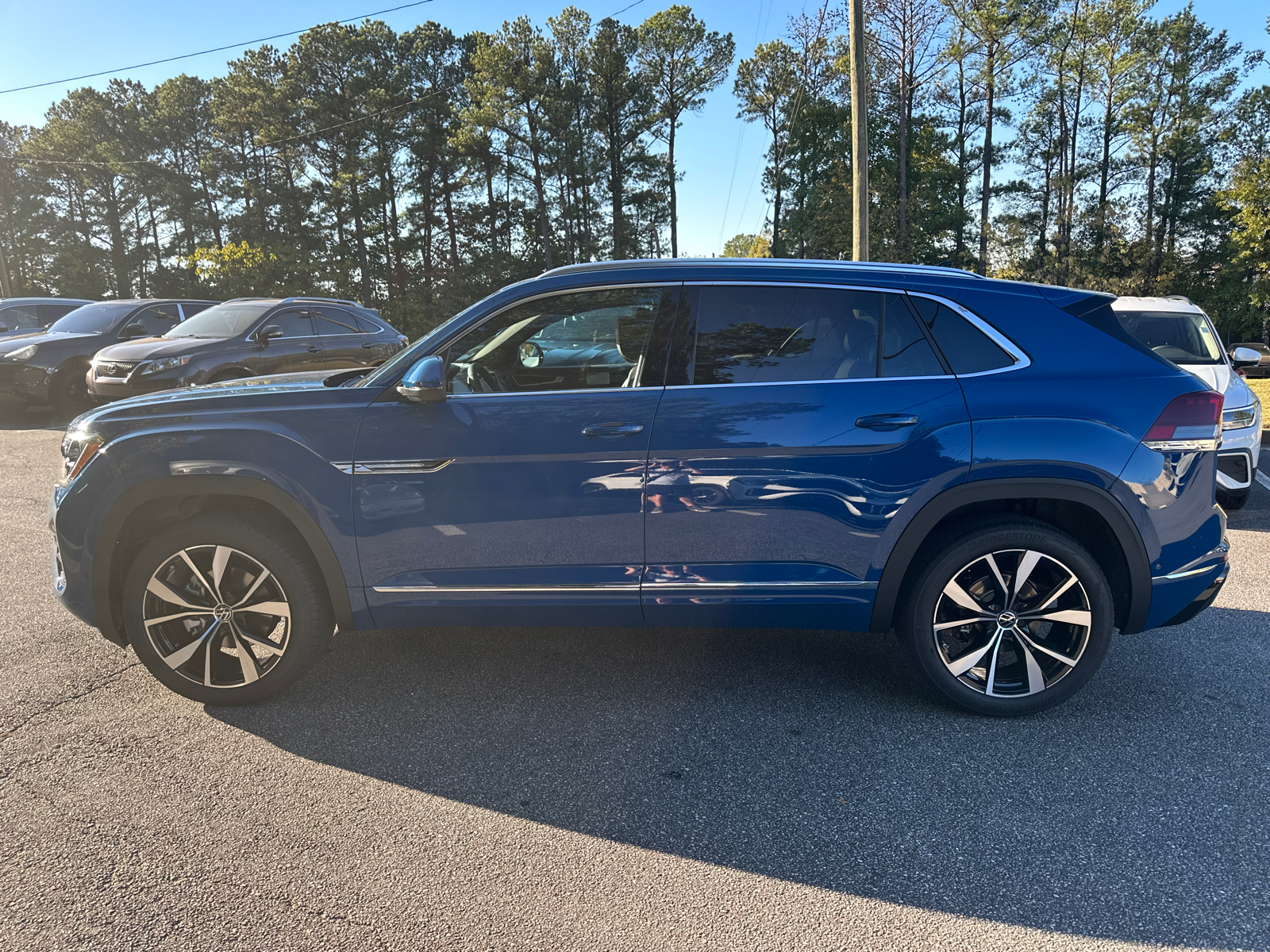 2025 Volkswagen Atlas Cross Sport 2.0T SEL Premium R-Line 4