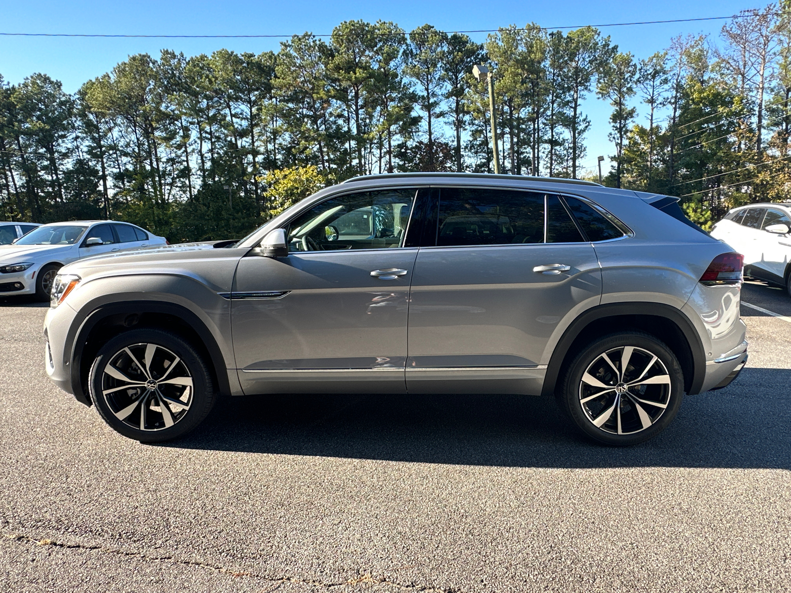 2025 Volkswagen Atlas Cross Sport 2.0T SEL Premium R-Line 4