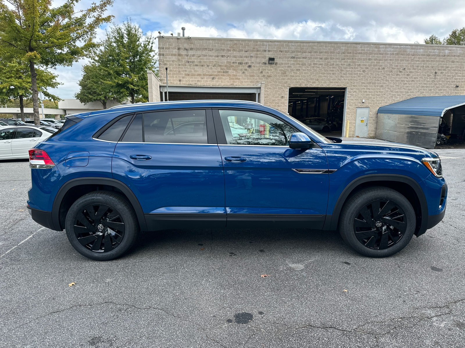 2025 Volkswagen Atlas Cross Sport 2.0T SE w/Technology 8