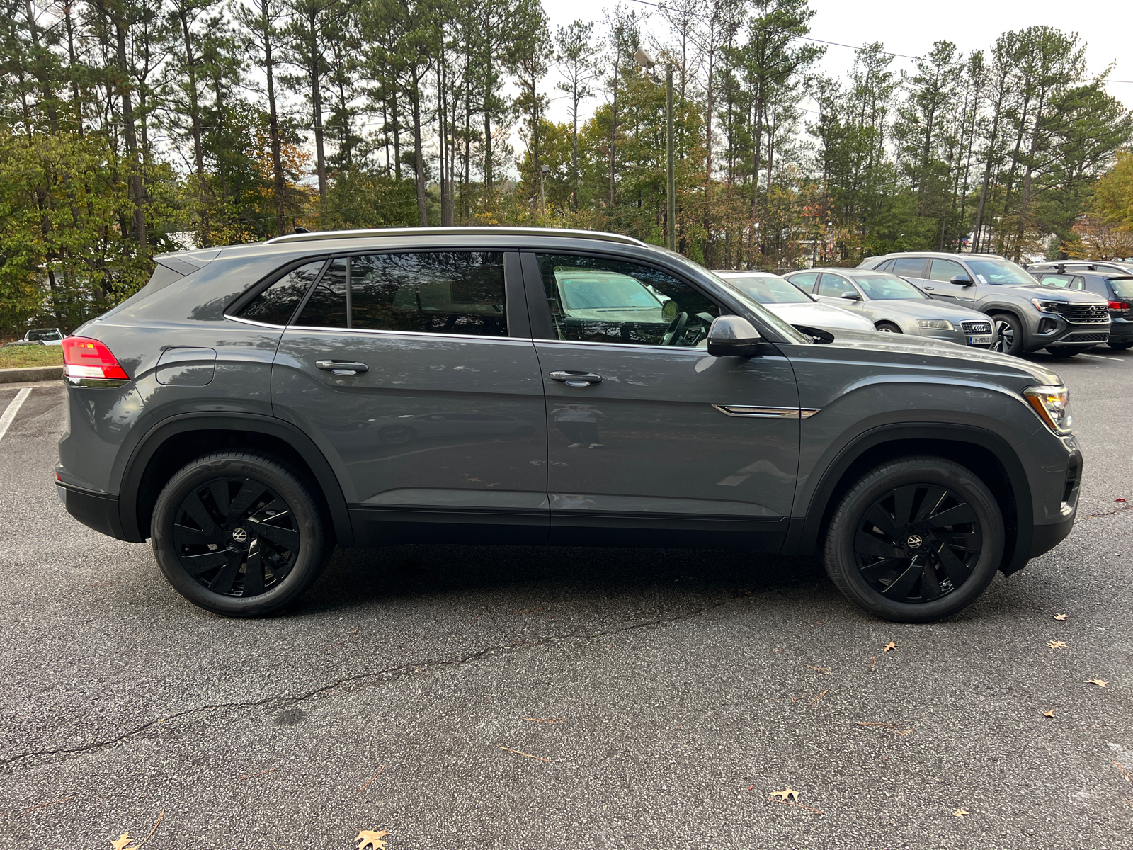 2025 Volkswagen Atlas Cross Sport 2.0T SE w/Technology 8