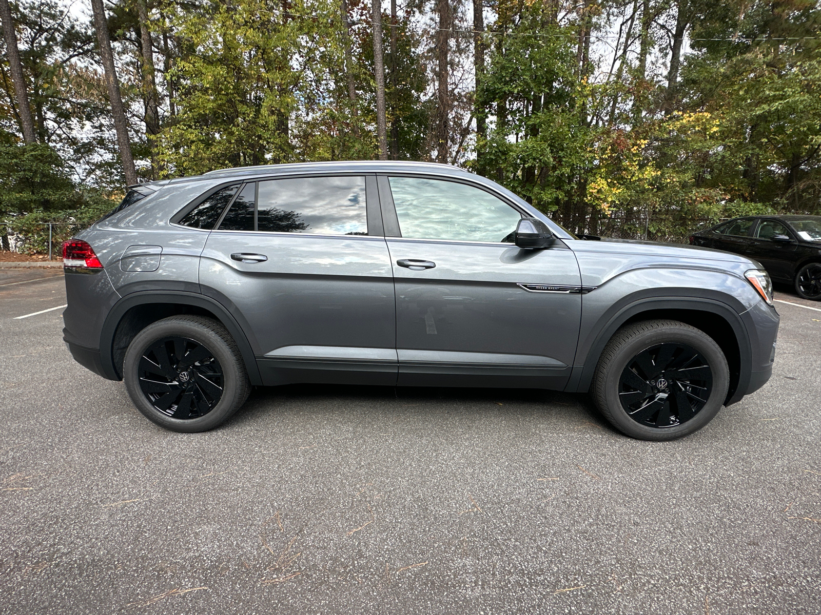 2025 Volkswagen Atlas Cross Sport 2.0T SE w/Technology 8