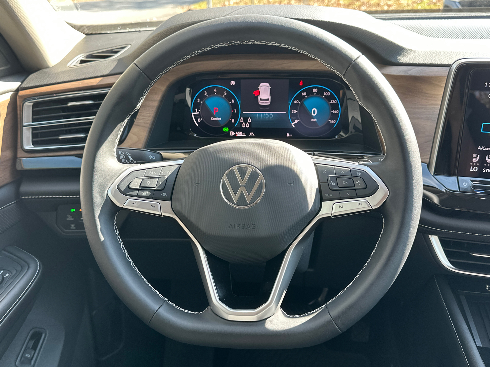 2025 Volkswagen Atlas 2.0T SE w/Technology 24