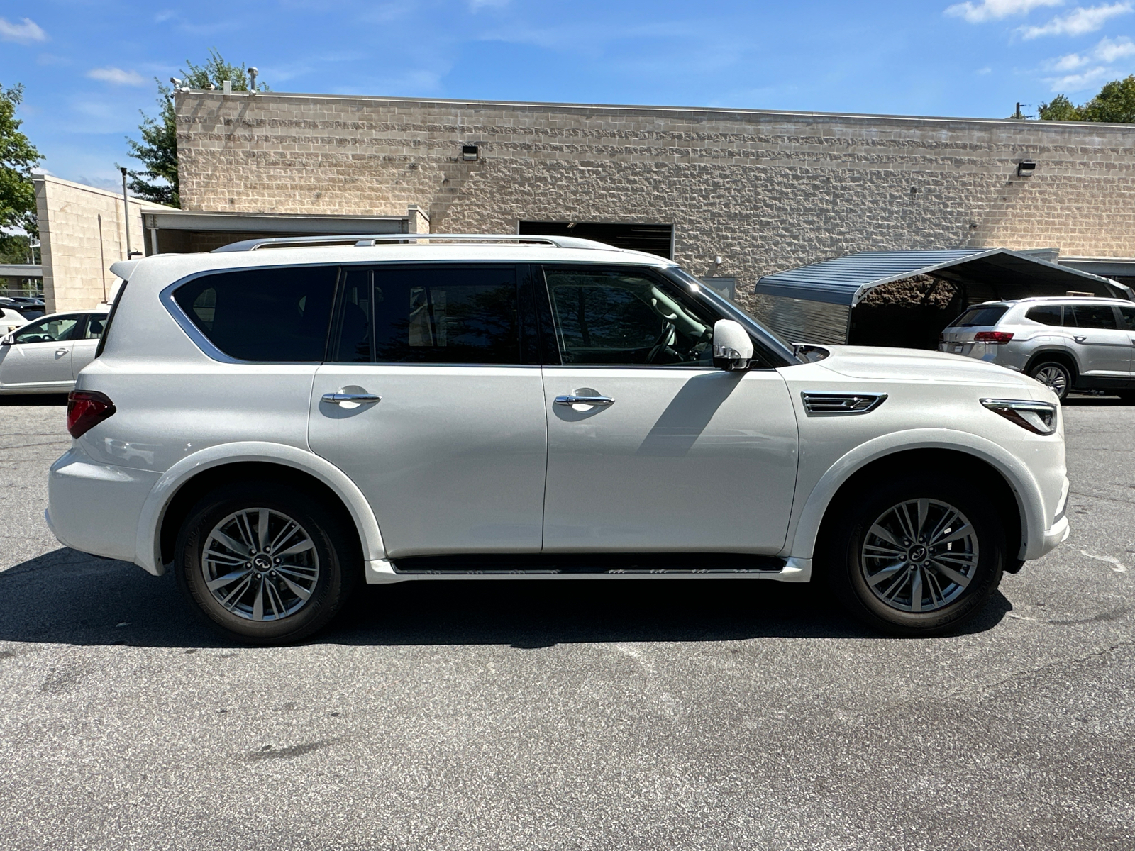 2023 INFINITI QX80 LUXE 8