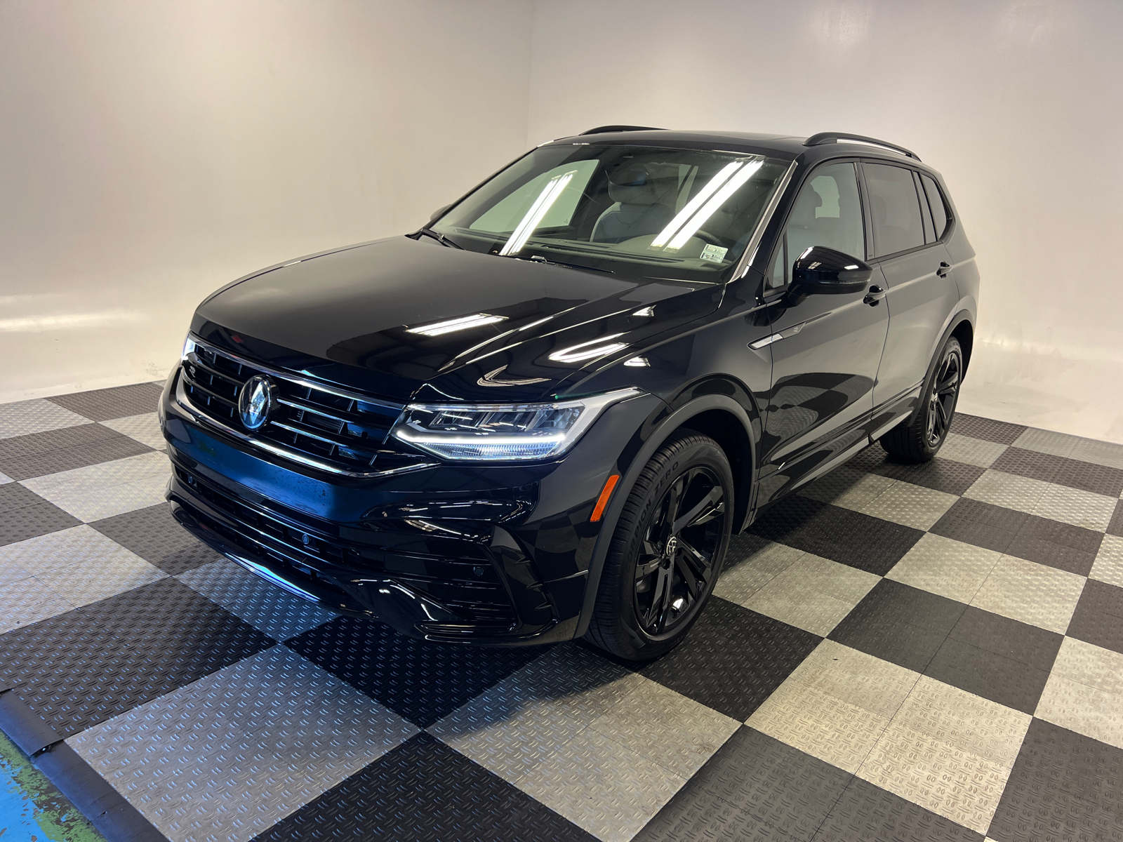 2024 Volkswagen Tiguan 2.0T SE R-Line Black 3