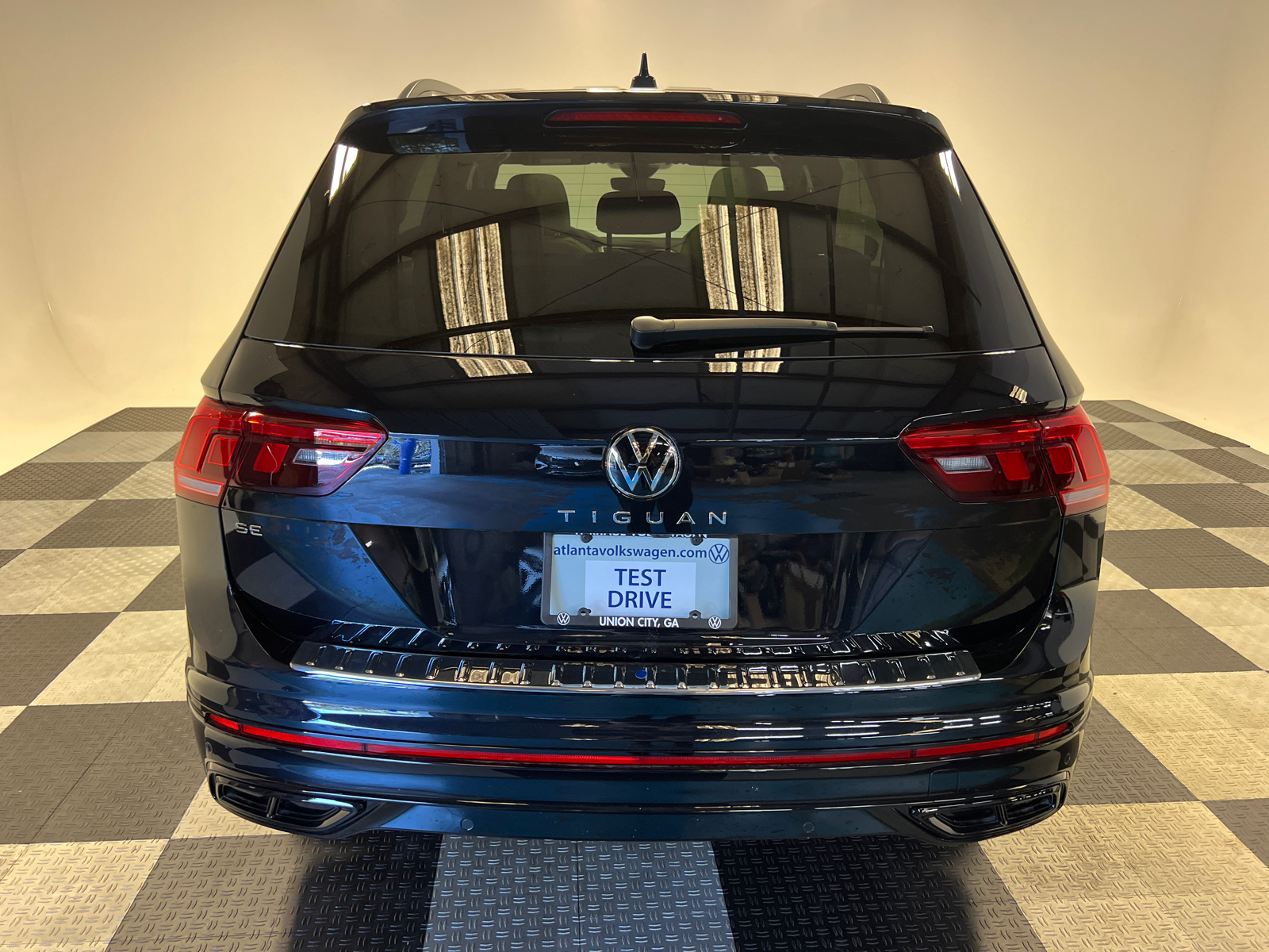 2024 Volkswagen Tiguan 2.0T SE R-Line Black 4