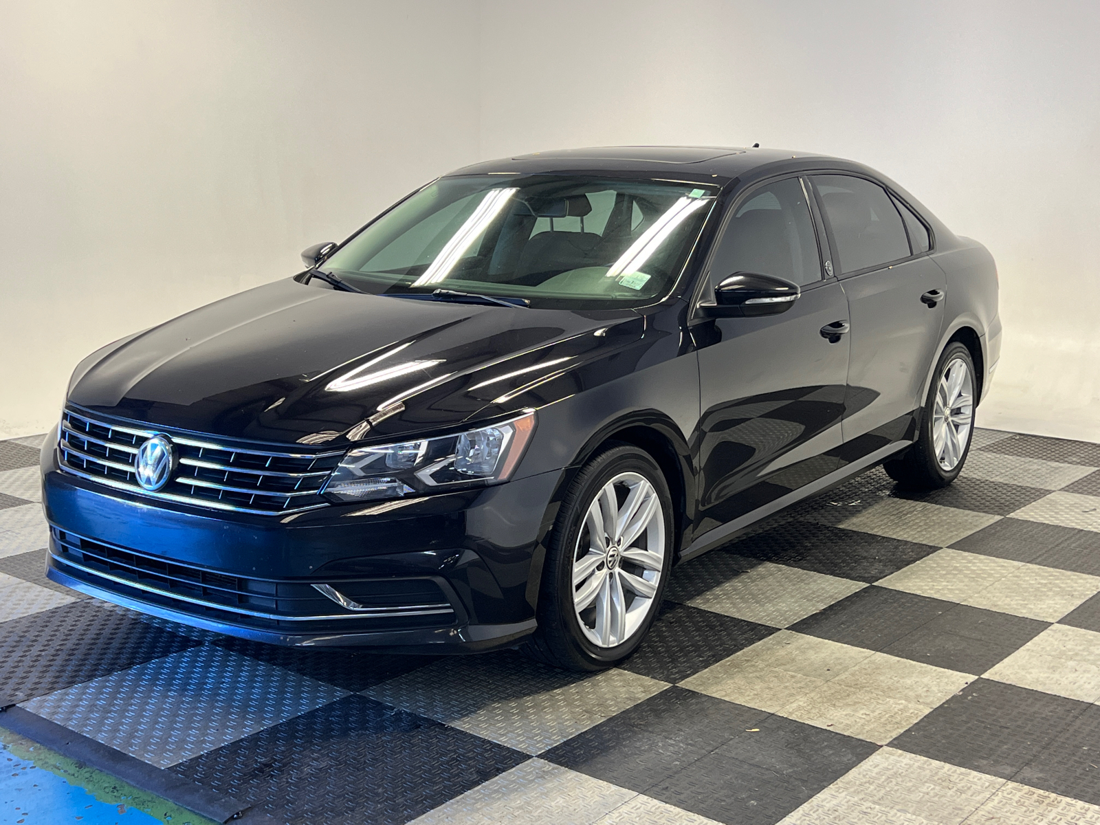 2019 Volkswagen Passat 2.0T Wolfsburg 3