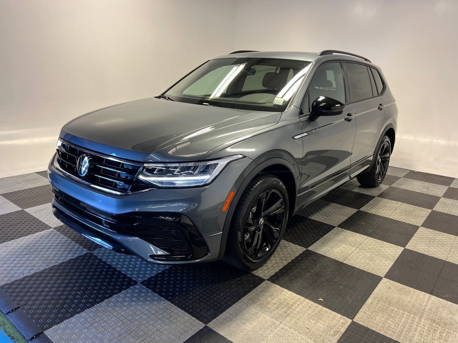 2024 Volkswagen Tiguan 2.0T SE R-Line Black 3