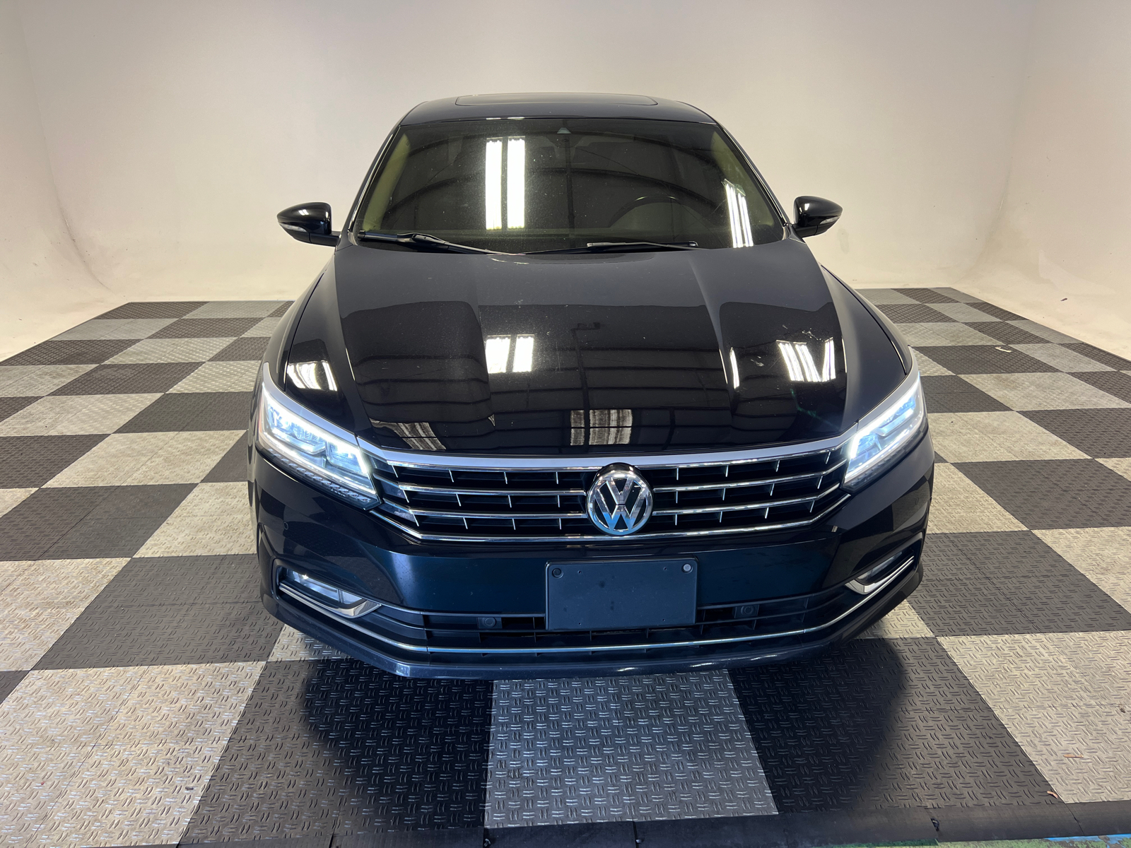 2018 Volkswagen Passat 2.0T SEL Premium 2