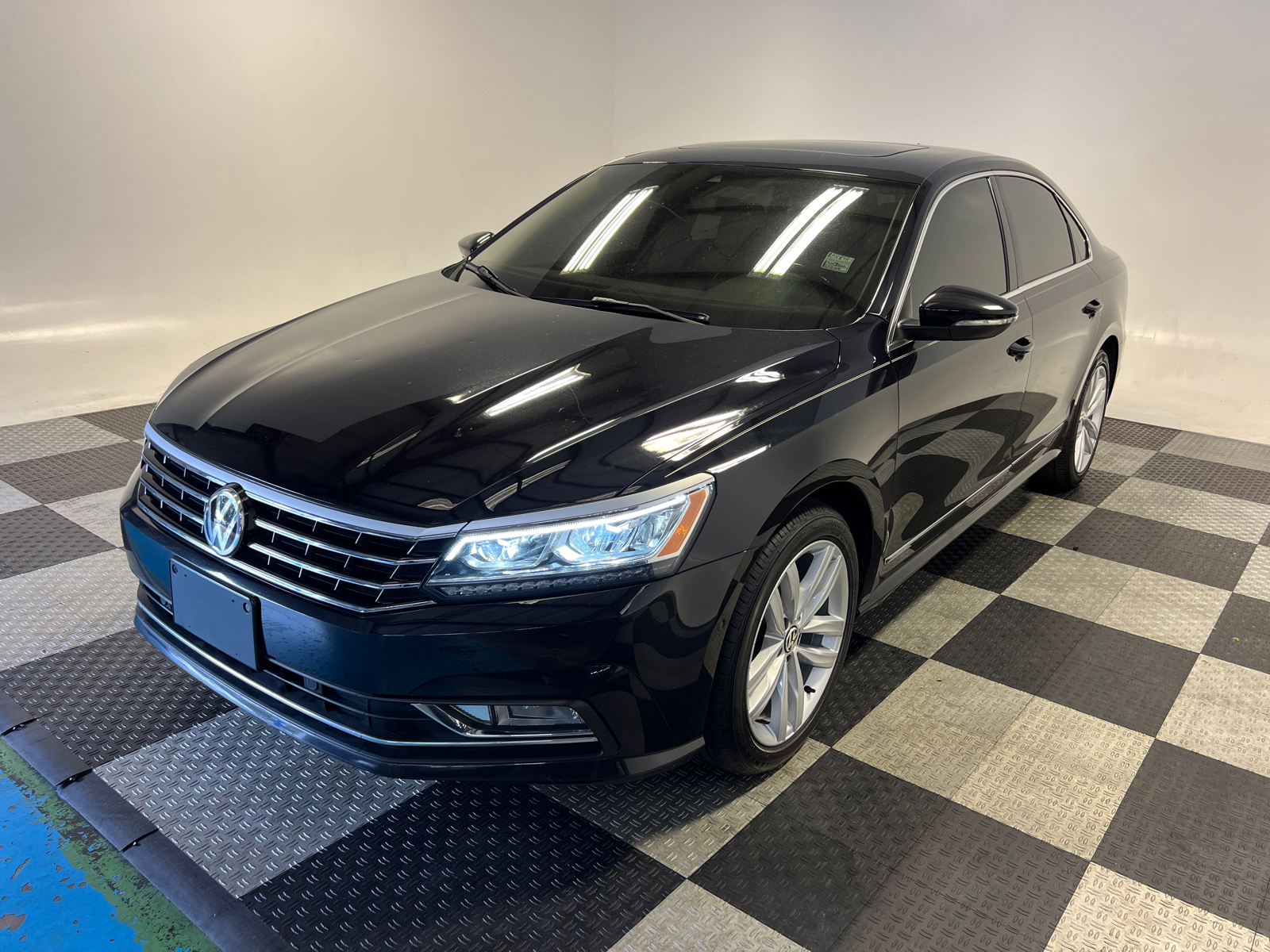 2018 Volkswagen Passat 2.0T SEL Premium 3