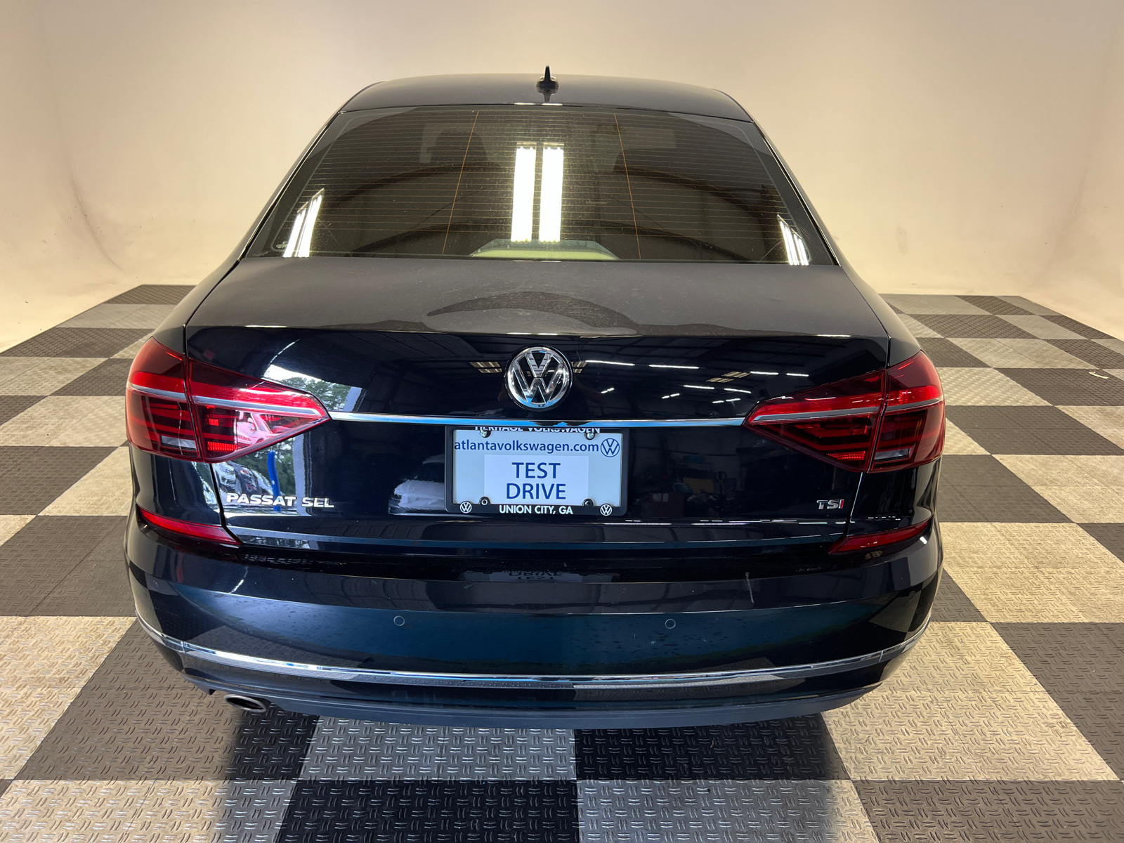 2018 Volkswagen Passat 2.0T SEL Premium 4