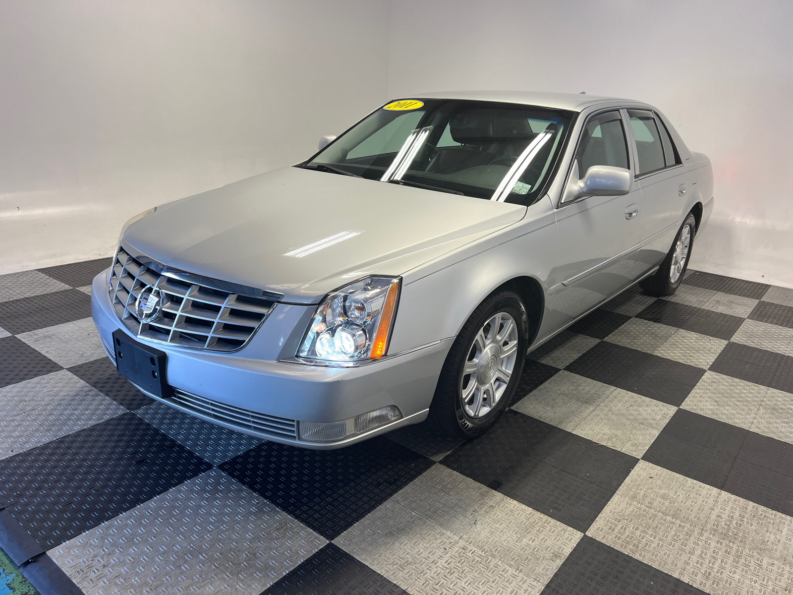 2011 Cadillac DTS Base 3