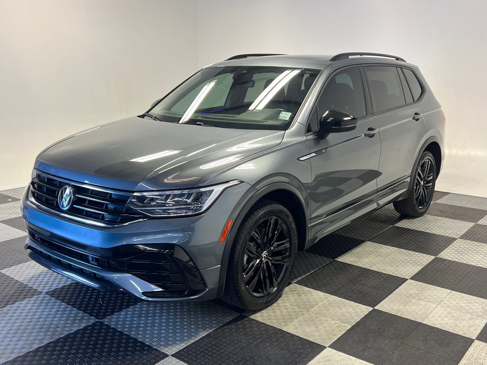 2022 Volkswagen Tiguan 2.0T SE R-Line Black 3