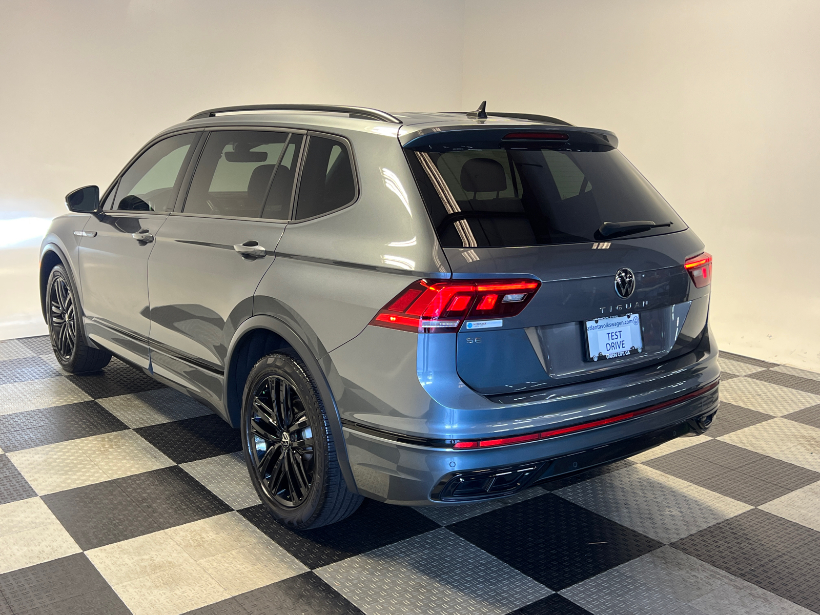 2022 Volkswagen Tiguan 2.0T SE R-Line Black 4