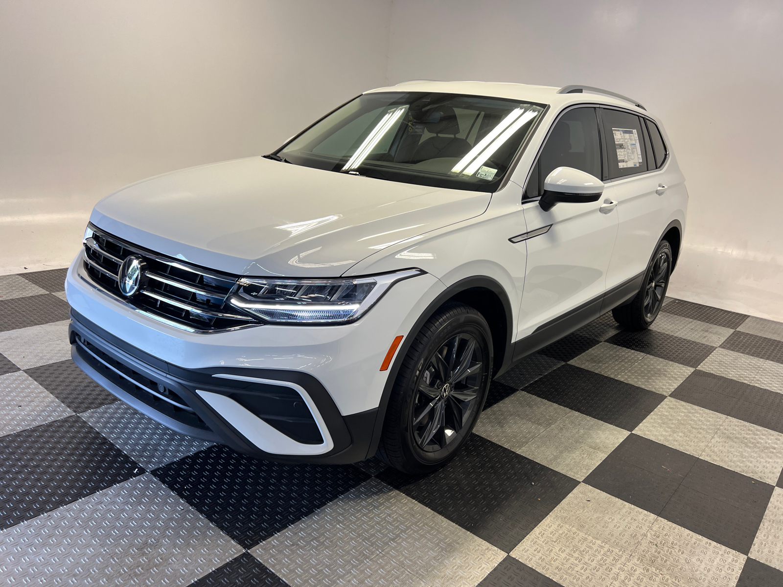 2024 Volkswagen Tiguan 2.0T SE 3