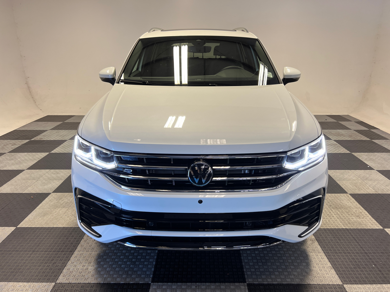 2024 Volkswagen Tiguan 2.0T SEL R-Line 2