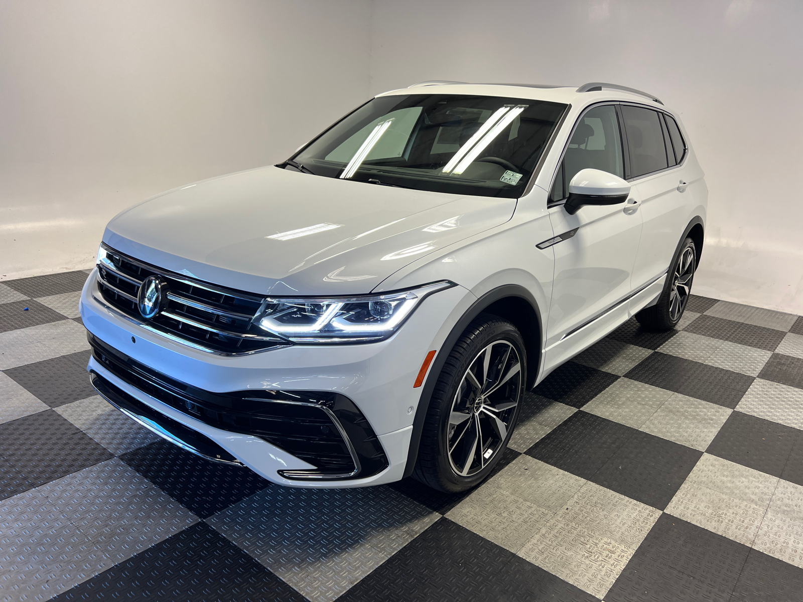 2024 Volkswagen Tiguan 2.0T SEL R-Line 3