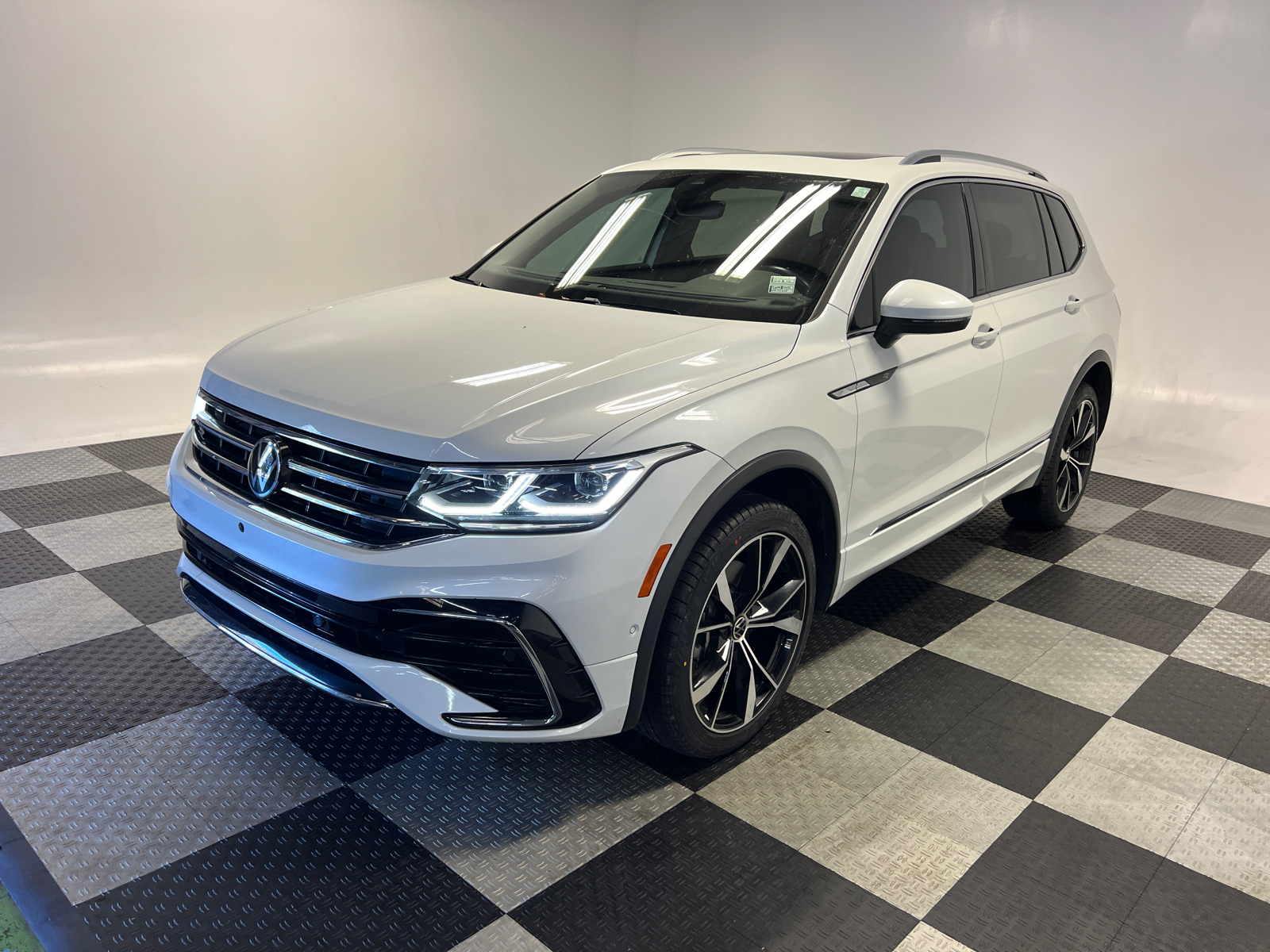 2022 Volkswagen Tiguan 2.0T SEL R-Line 3