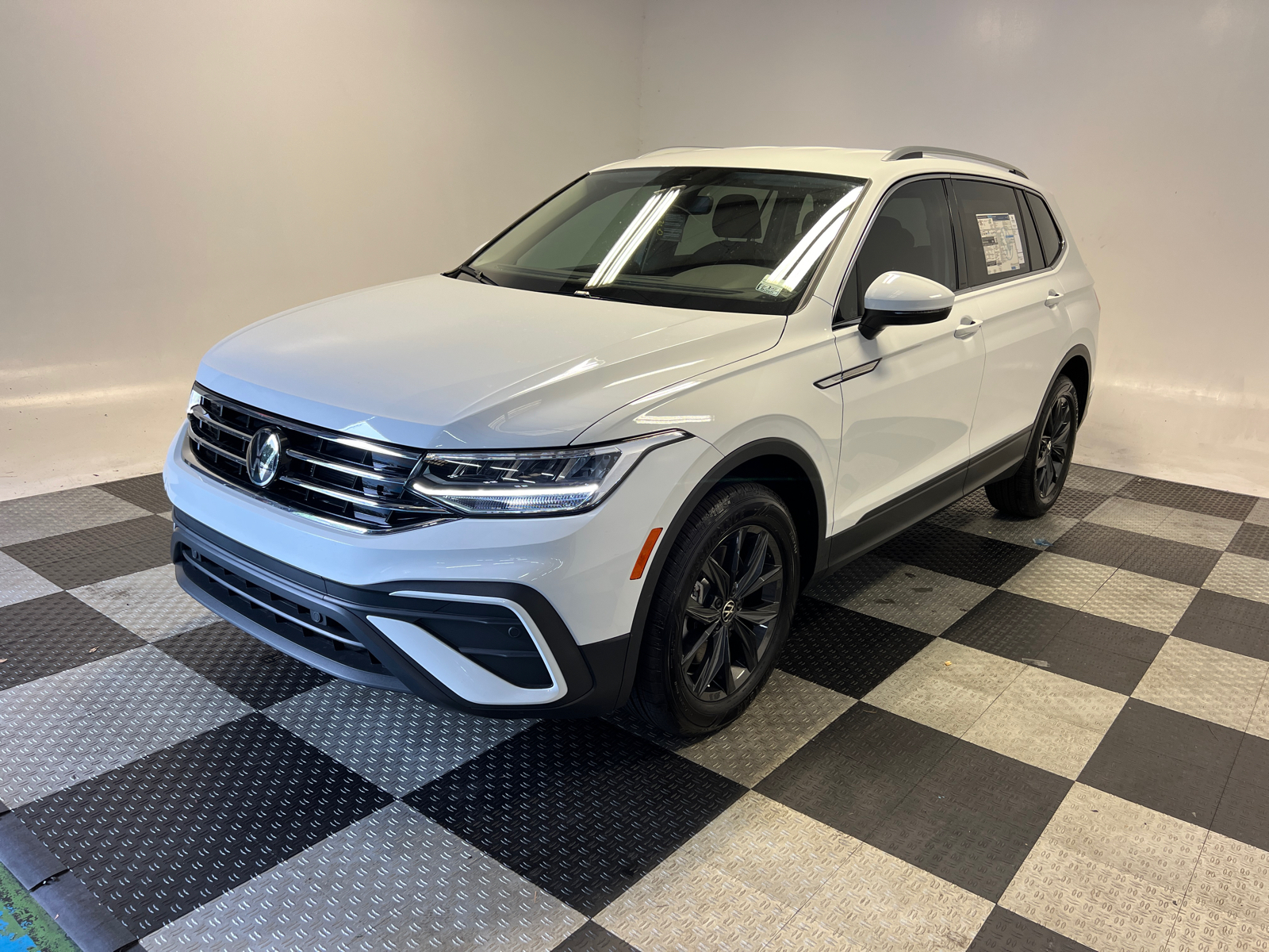 2024 Volkswagen Tiguan 2.0T SE 3