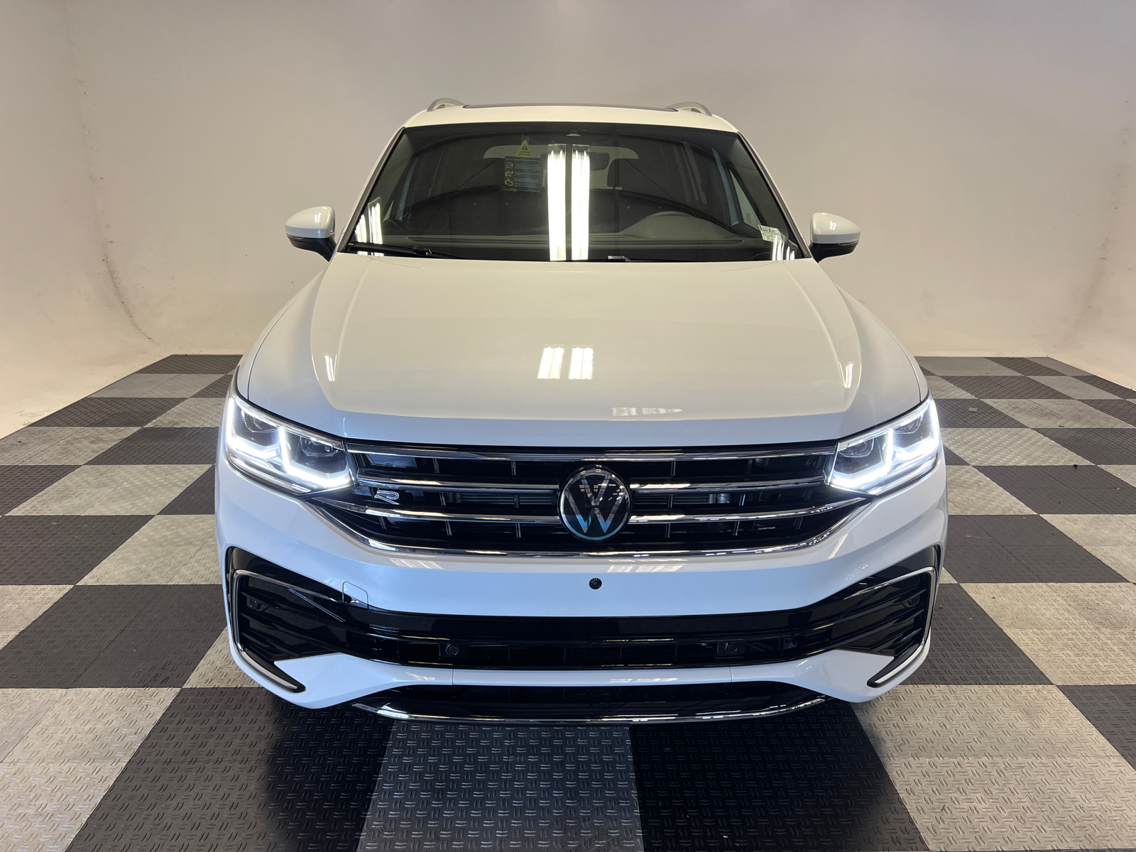 2024 Volkswagen Tiguan 2.0T SEL R-Line 2