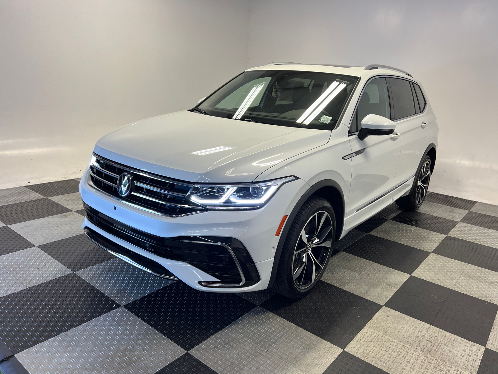 2024 Volkswagen Tiguan 2.0T SEL R-Line 3