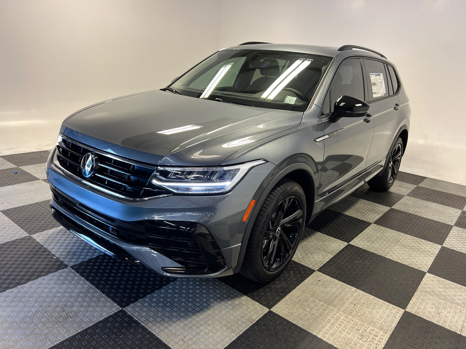 2024 Volkswagen Tiguan 2.0T SE R-Line Black 3