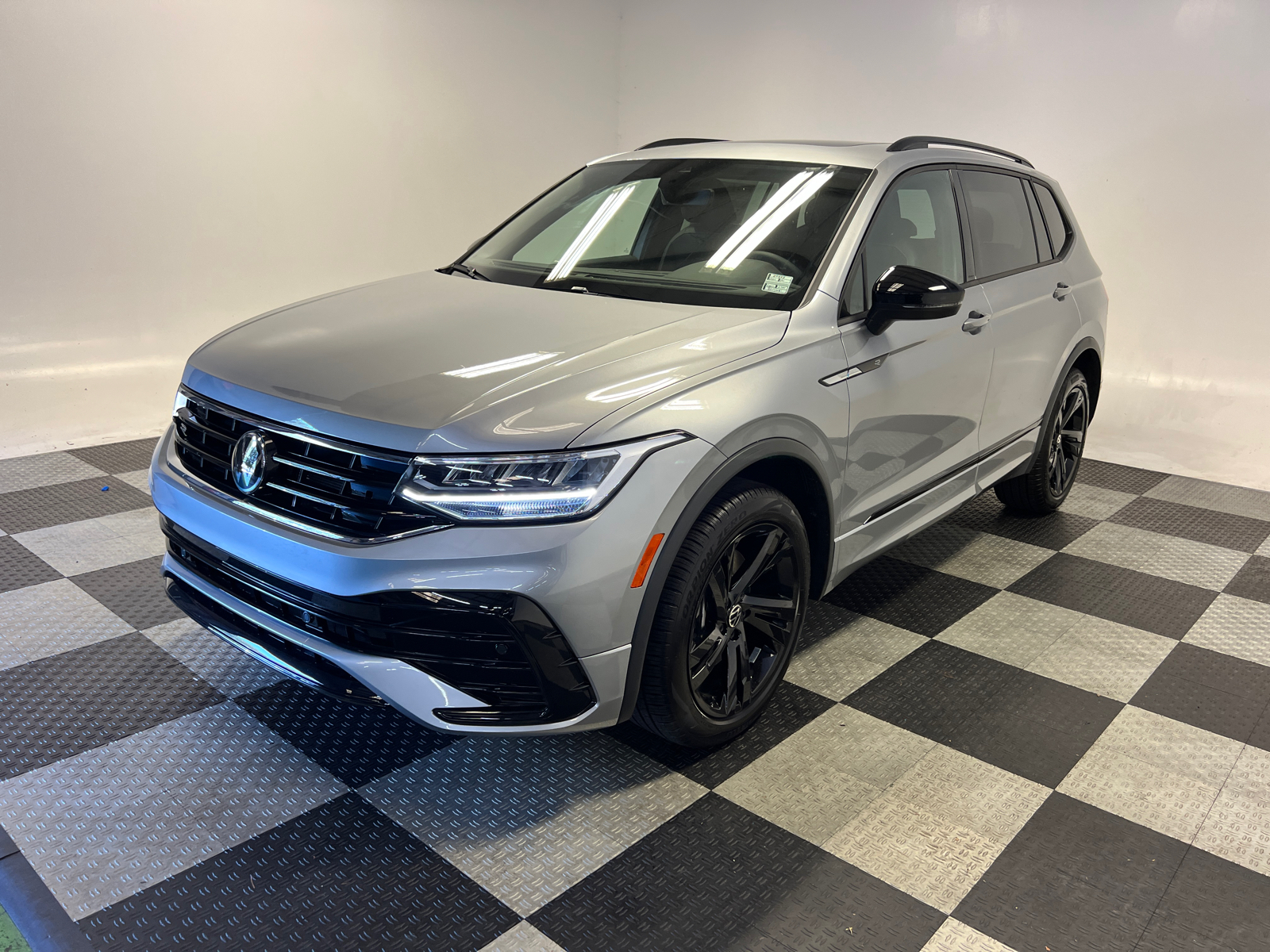 2024 Volkswagen Tiguan 2.0T SE R-Line Black 3